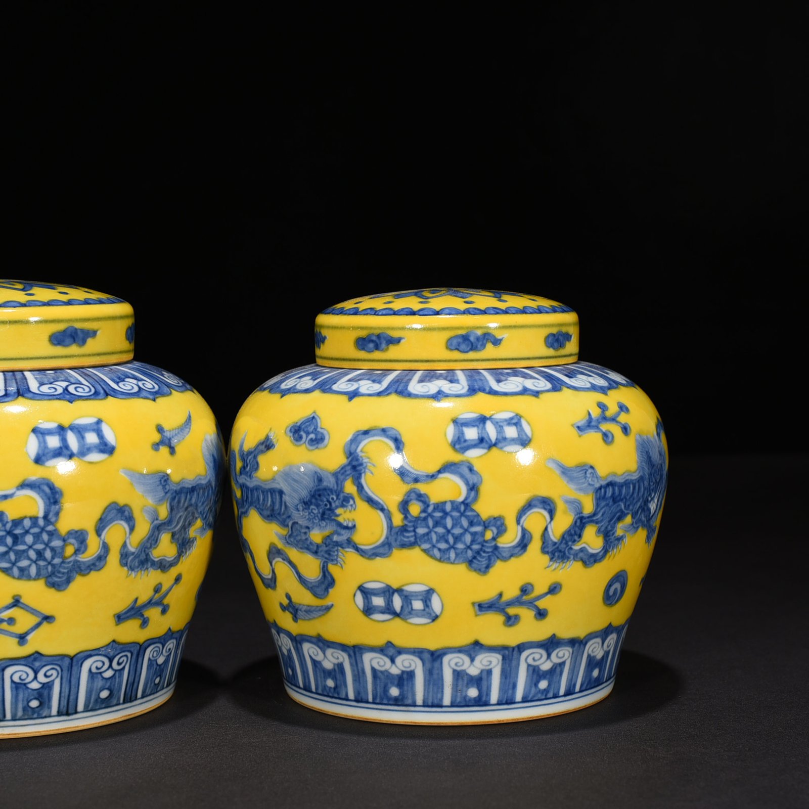Ming Dynasty Chenghua yellow ground blue and white lion rolling hydrangea sky-shaped jar