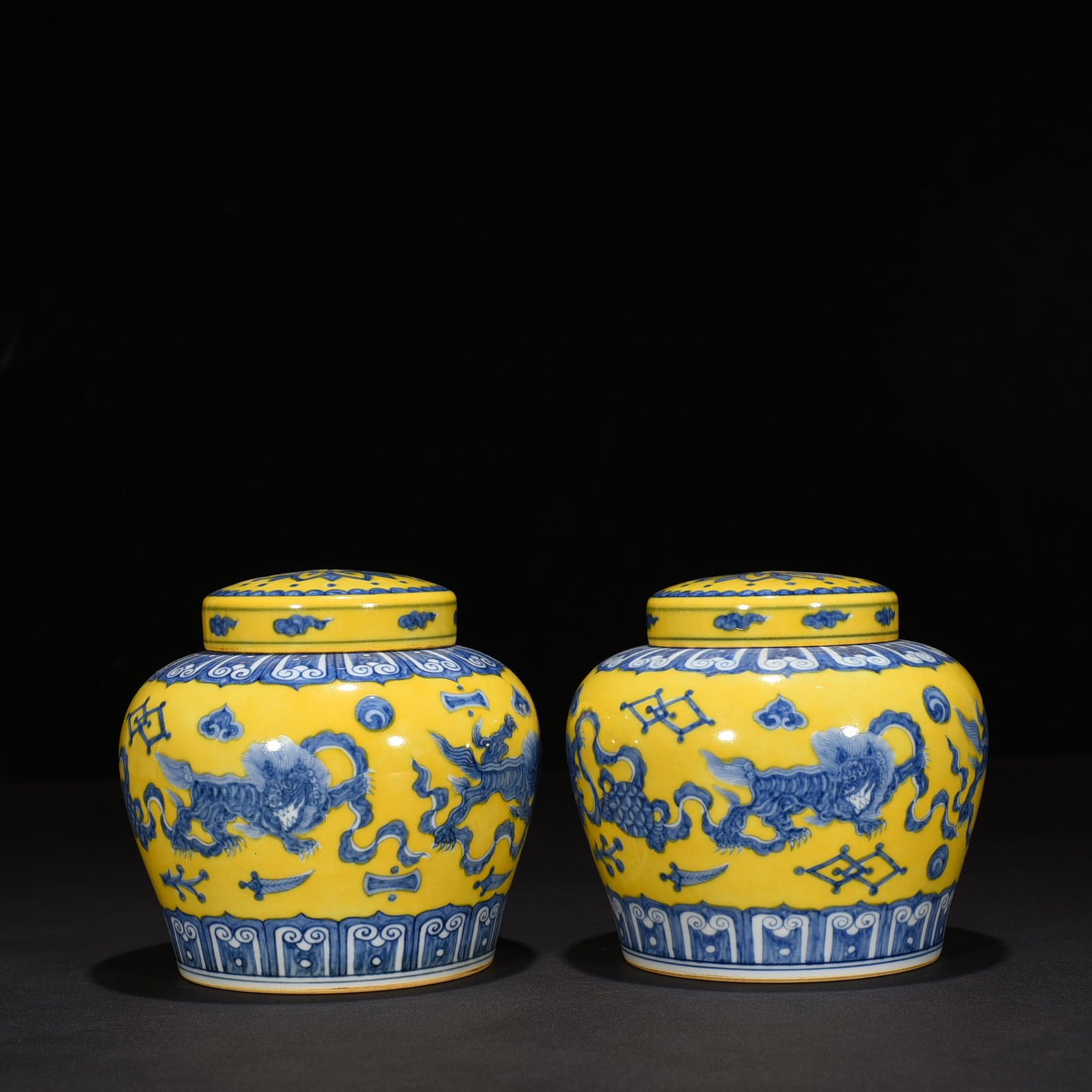 Ming Dynasty Chenghua yellow ground blue and white lion rolling hydrangea sky-shaped jar
