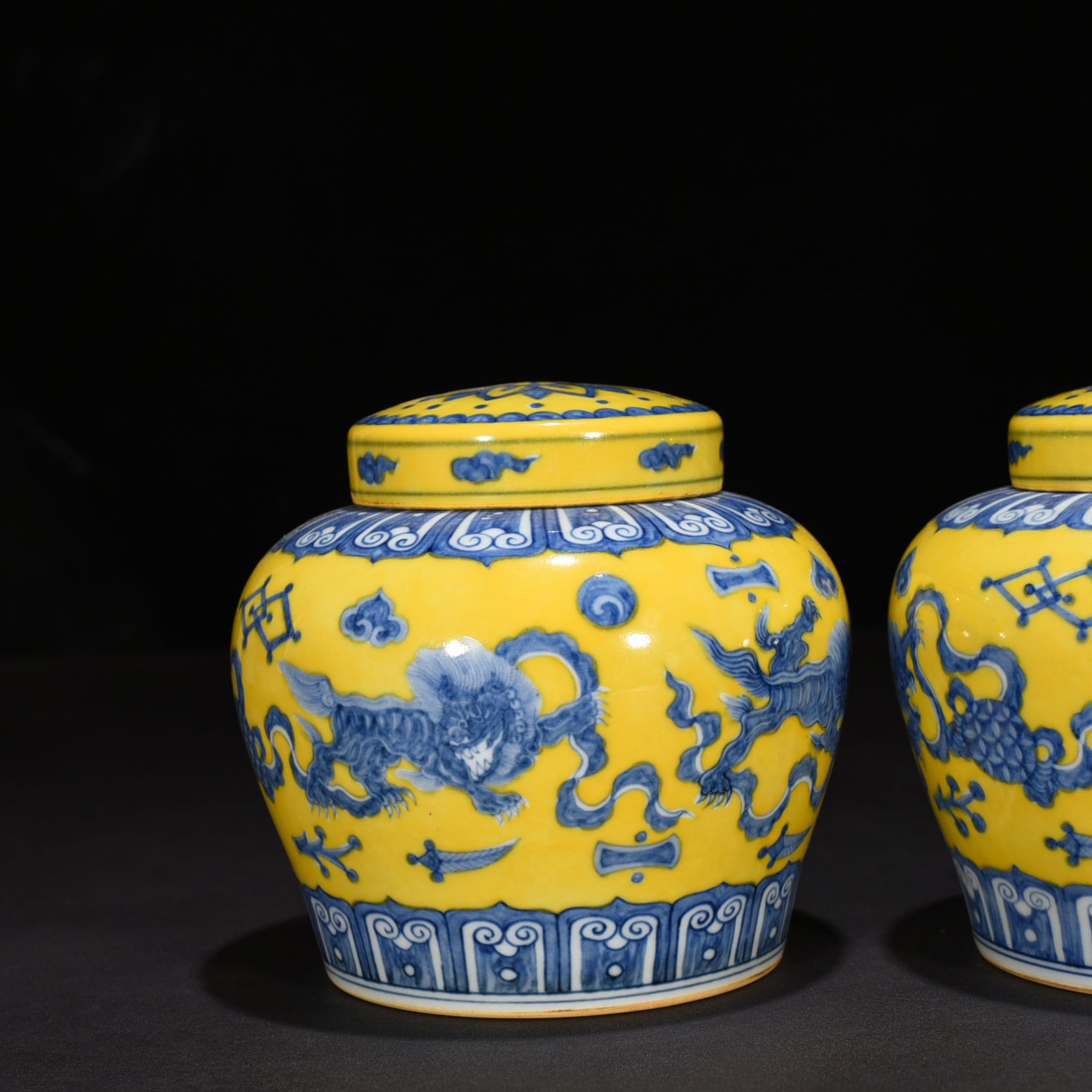Ming Dynasty Chenghua yellow ground blue and white lion rolling hydrangea sky-shaped jar