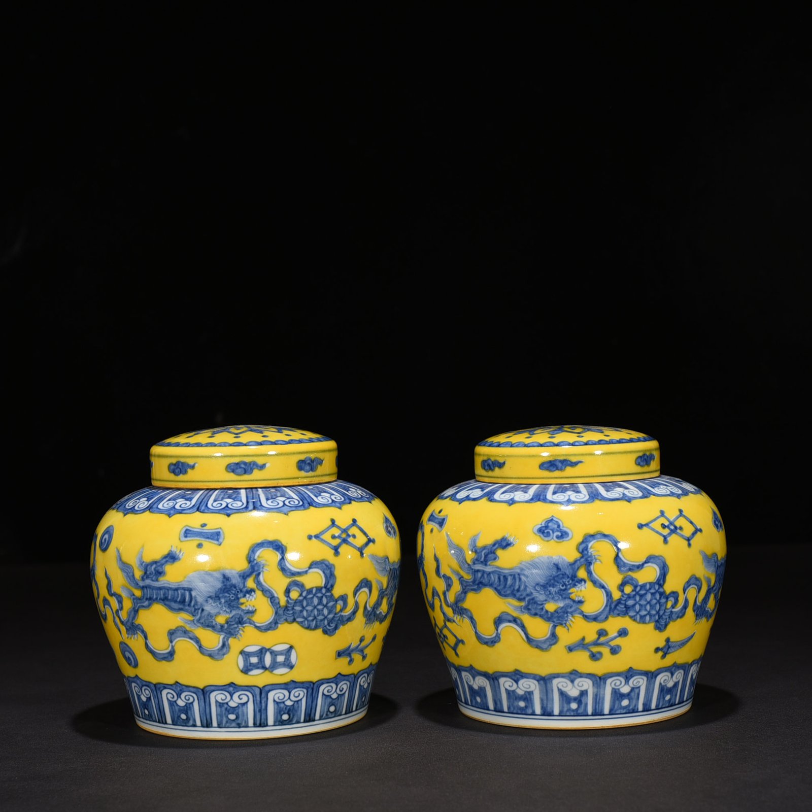 Ming Dynasty Chenghua yellow ground blue and white lion rolling hydrangea sky-shaped jar