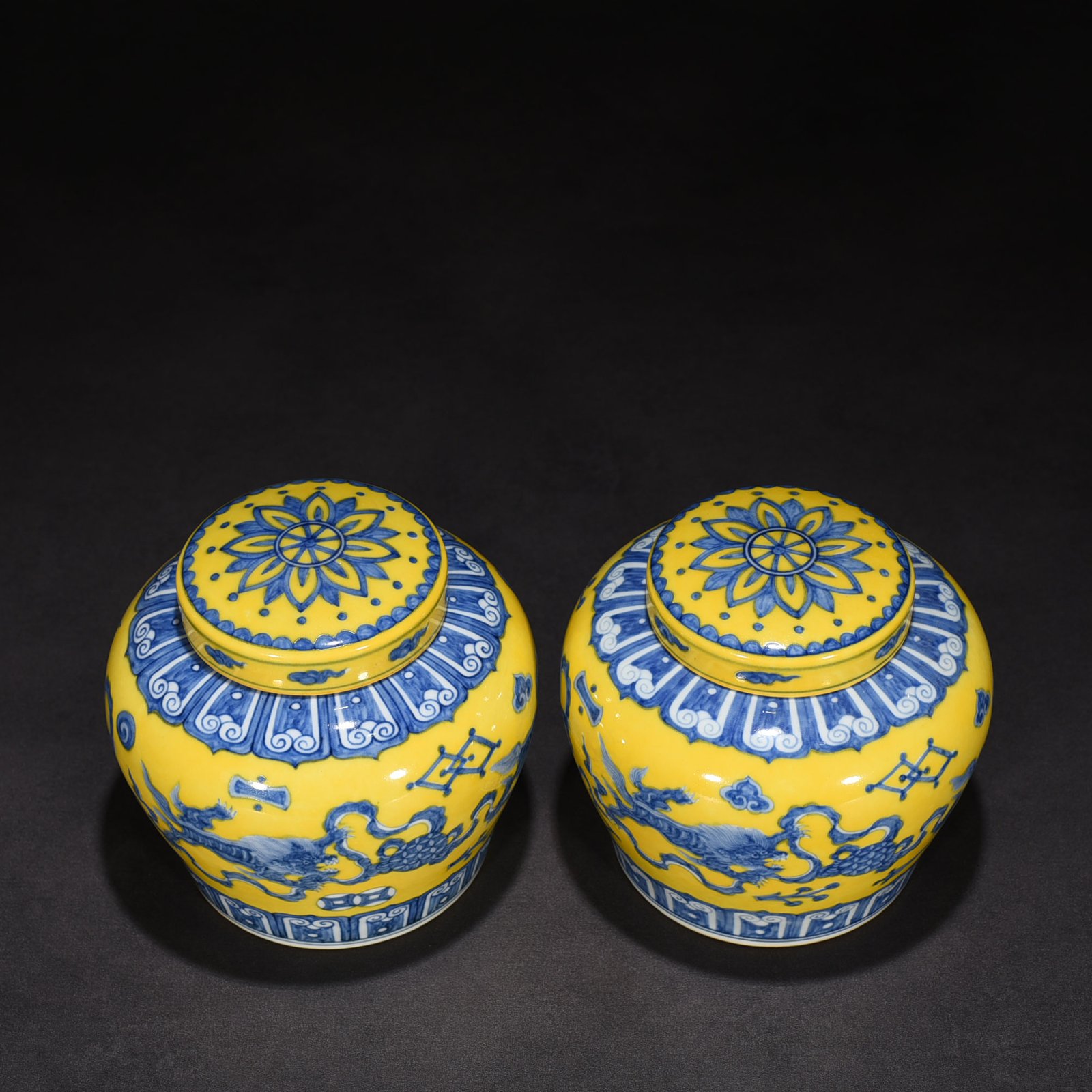 Ming Dynasty Chenghua yellow ground blue and white lion rolling hydrangea sky-shaped jar