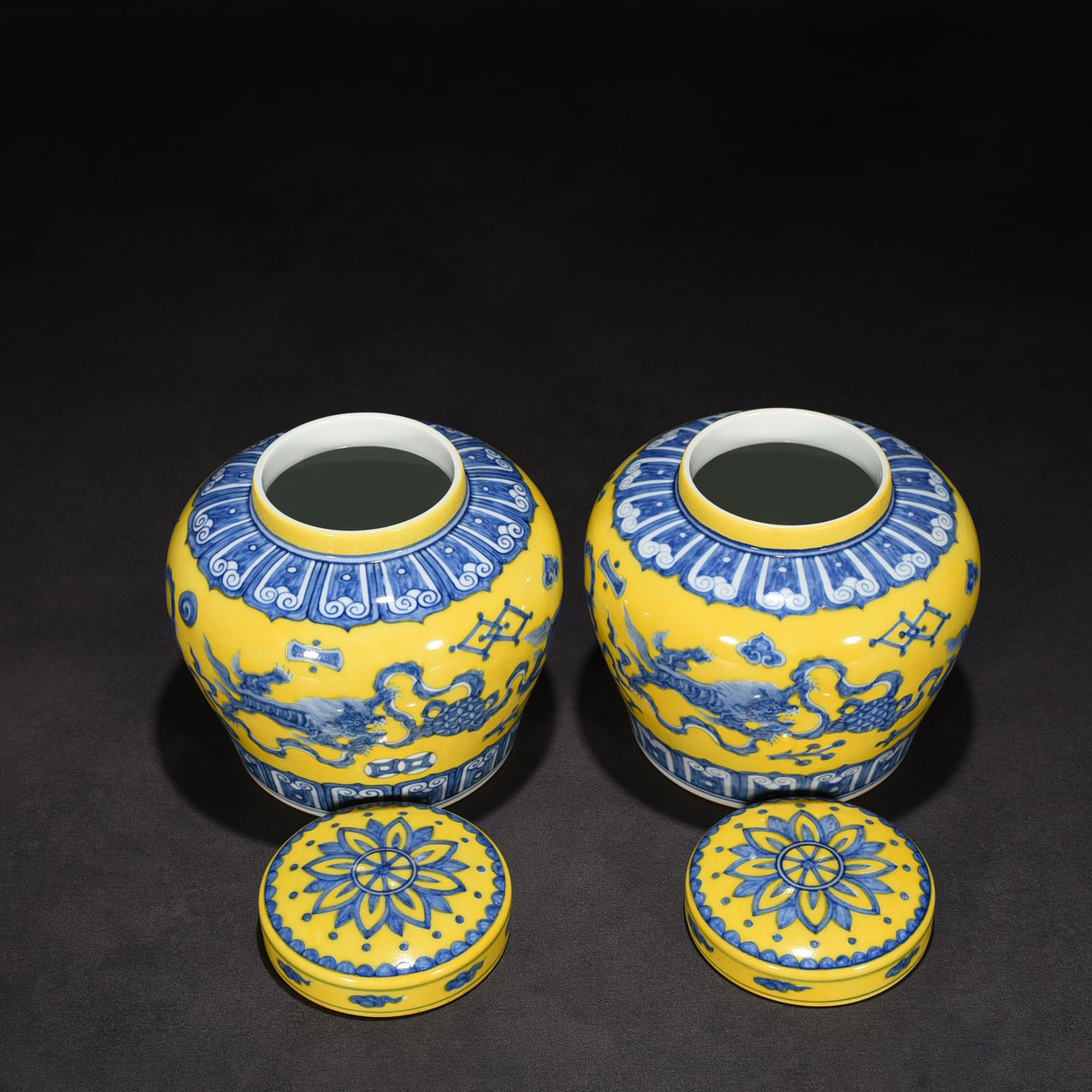 Ming Dynasty Chenghua yellow ground blue and white lion rolling hydrangea sky-shaped jar