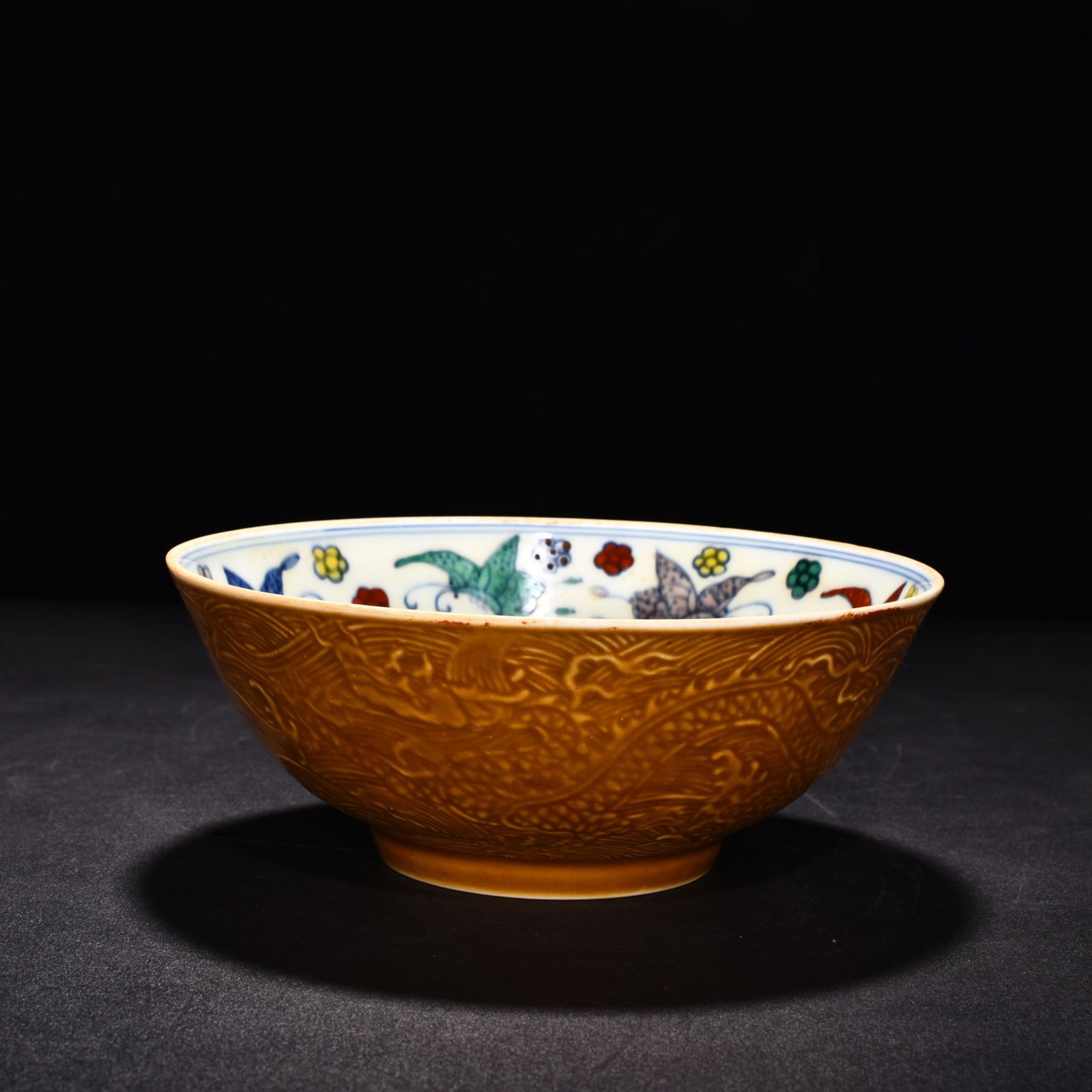 Ming Dynasty Chenghua yellow glaze engraved dragon bucket color butterfly bowl