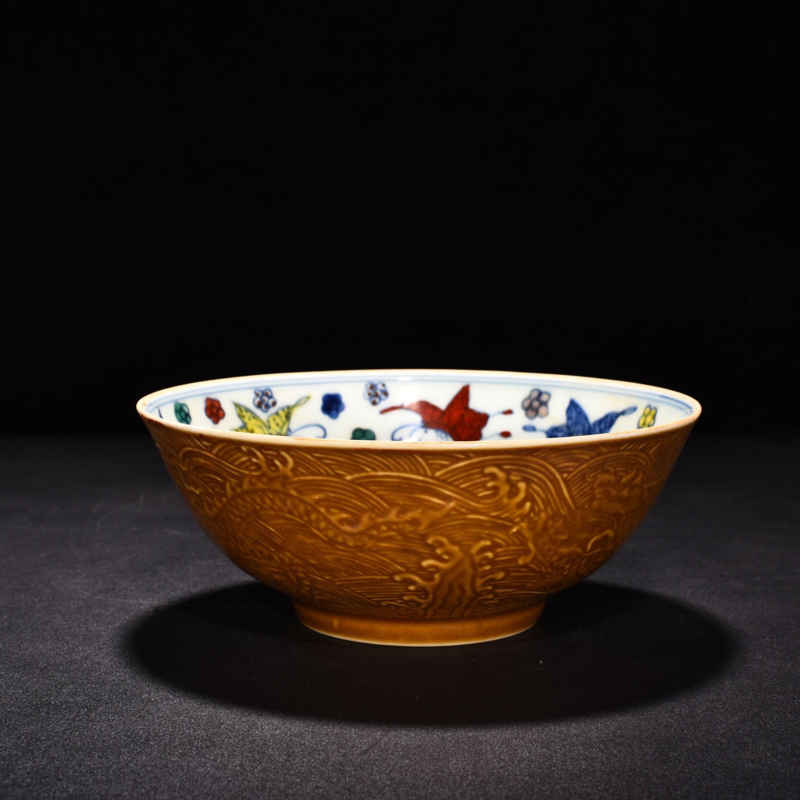Ming Dynasty Chenghua yellow glaze engraved dragon bucket color butterfly bowl