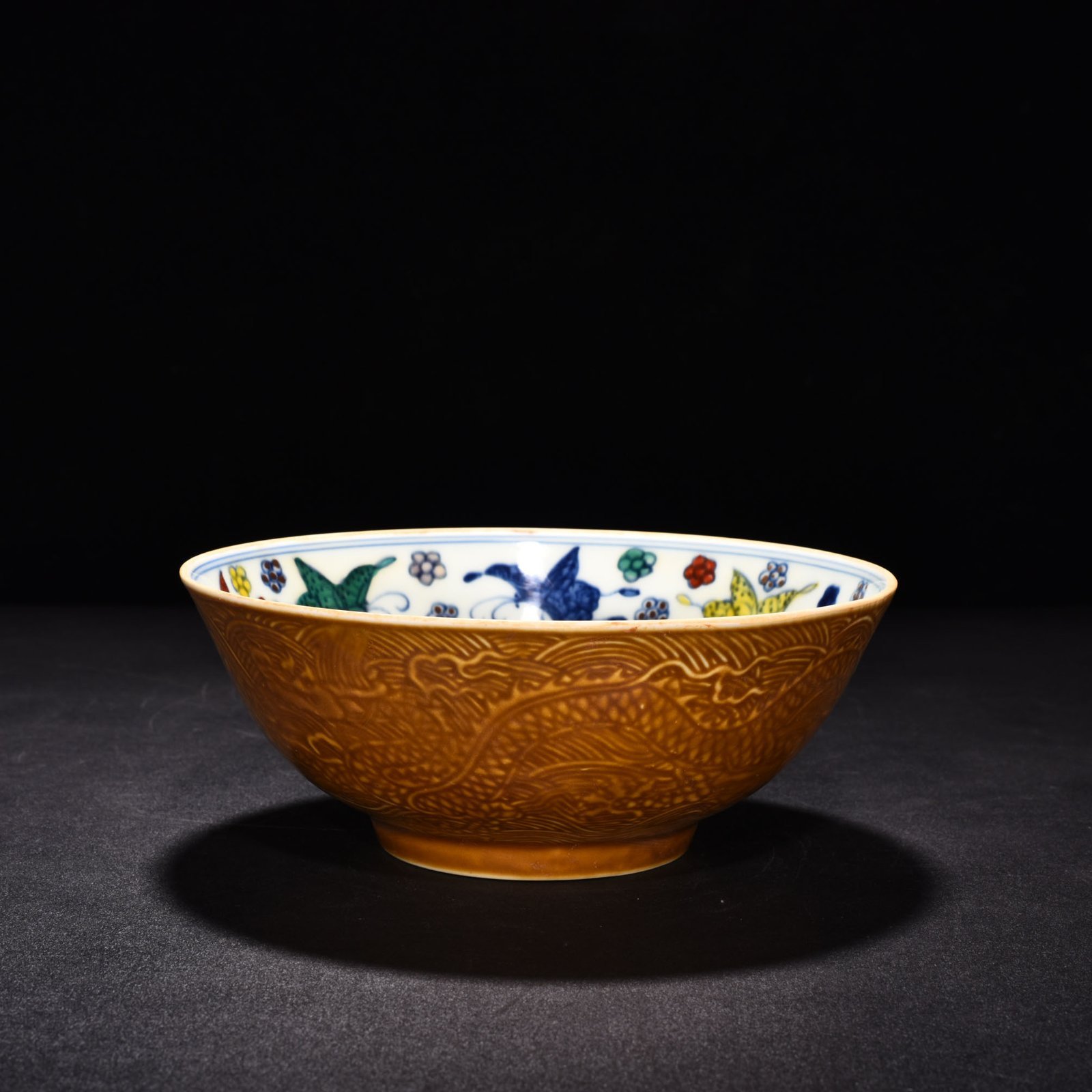 Ming Dynasty Chenghua yellow glaze engraved dragon bucket color butterfly bowl