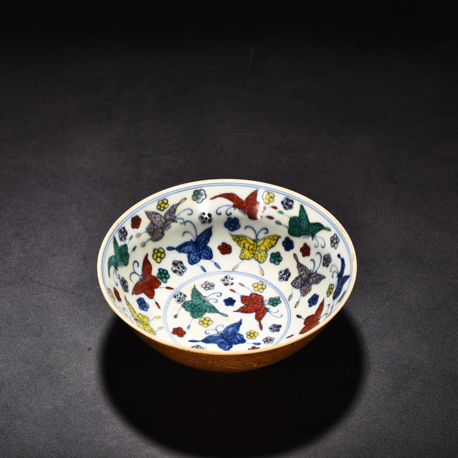 Ming Dynasty Chenghua yellow glaze engraved dragon bucket color butterfly bowl