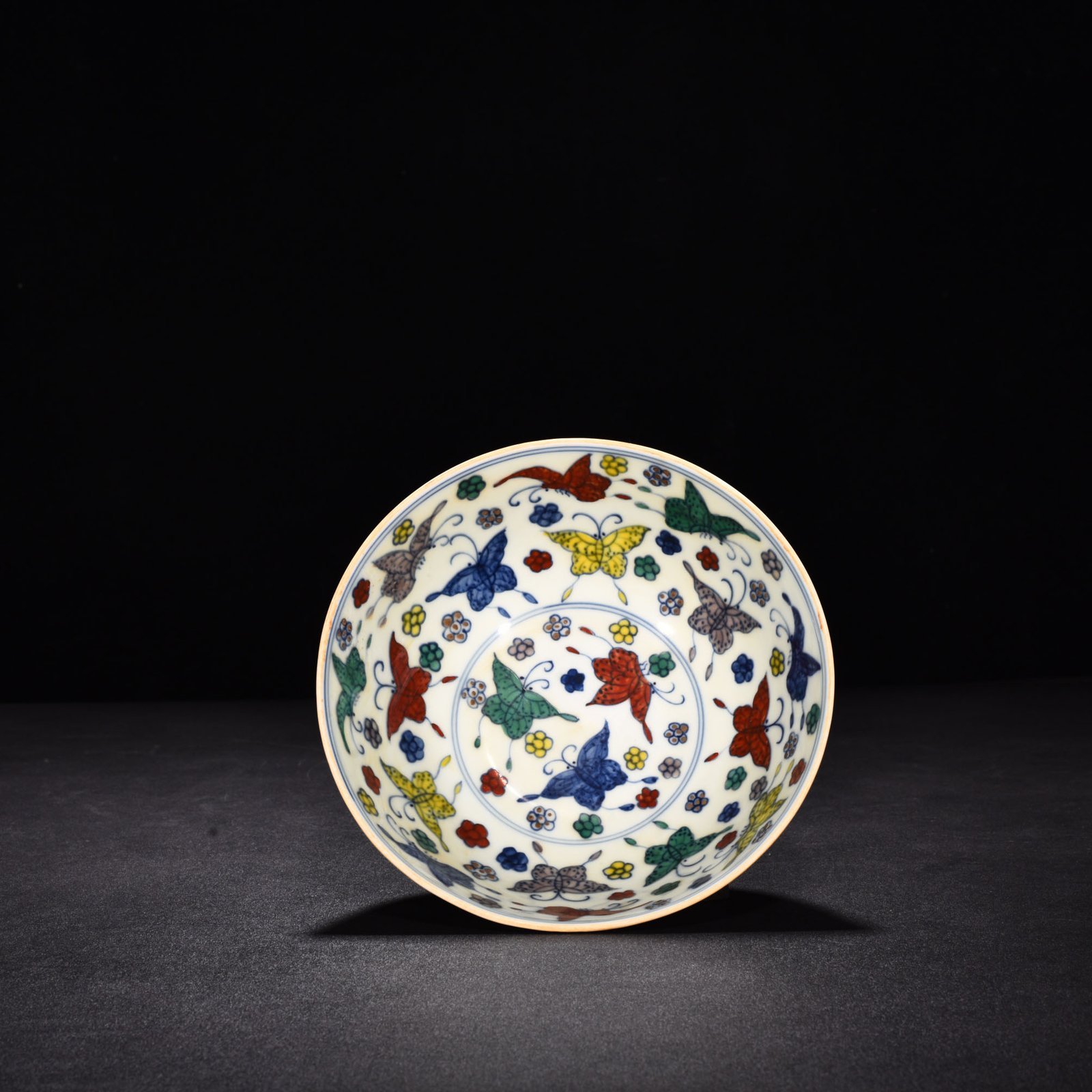 Ming Dynasty Chenghua yellow glaze engraved dragon bucket color butterfly bowl
