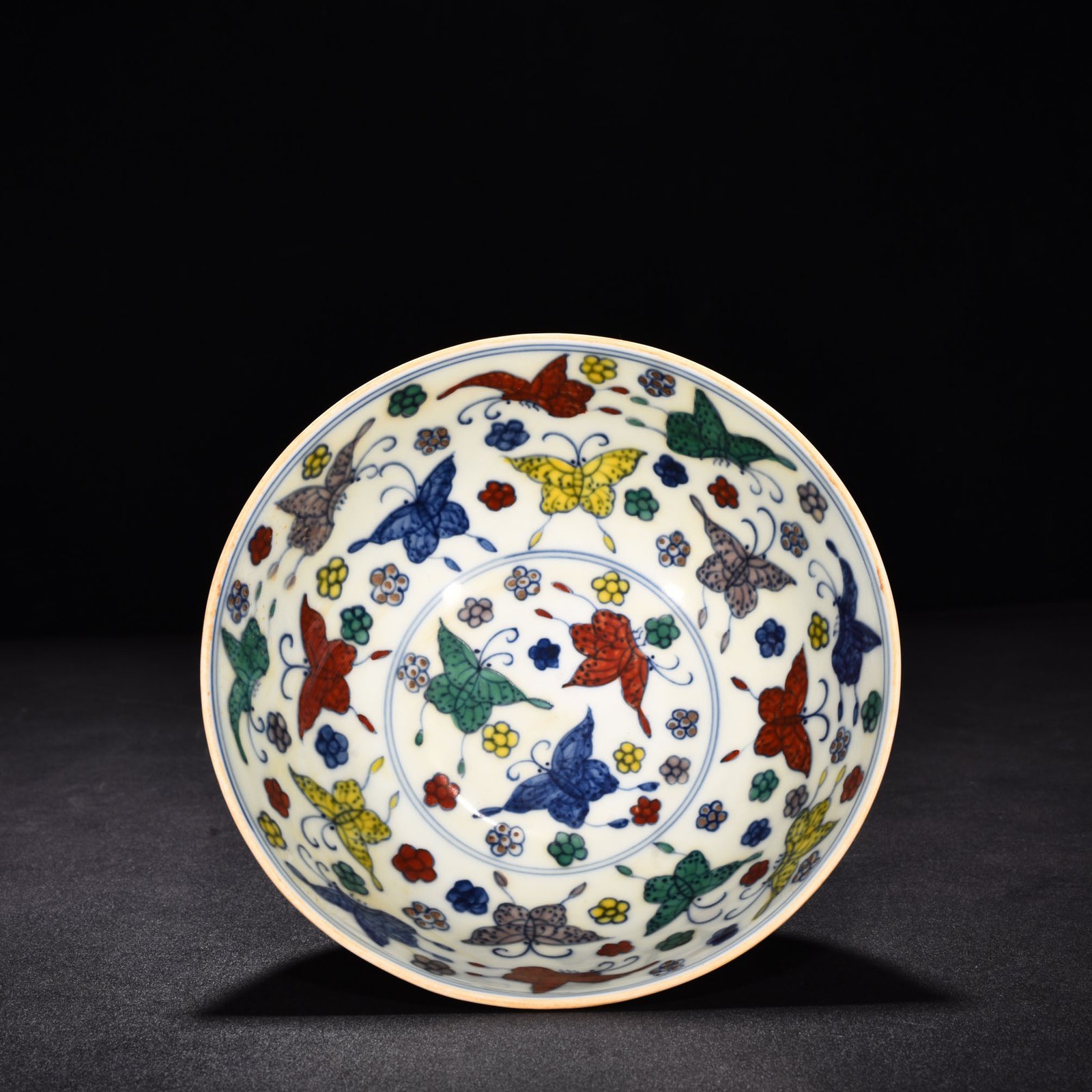 Ming Dynasty Chenghua yellow glaze engraved dragon bucket color butterfly bowl
