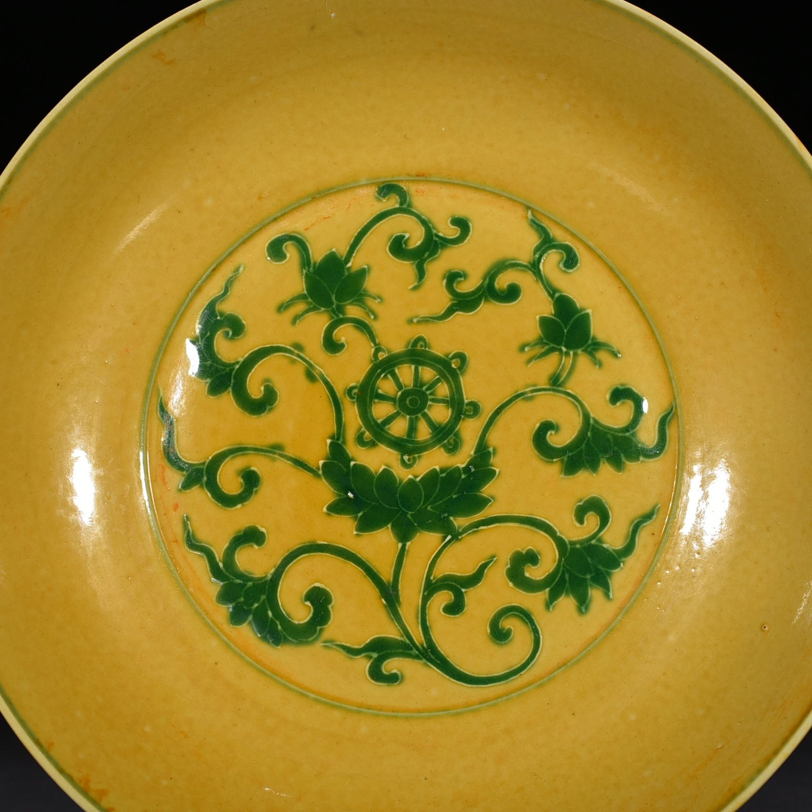 Ming Dynasty Chenghua yellow enamel flower plate