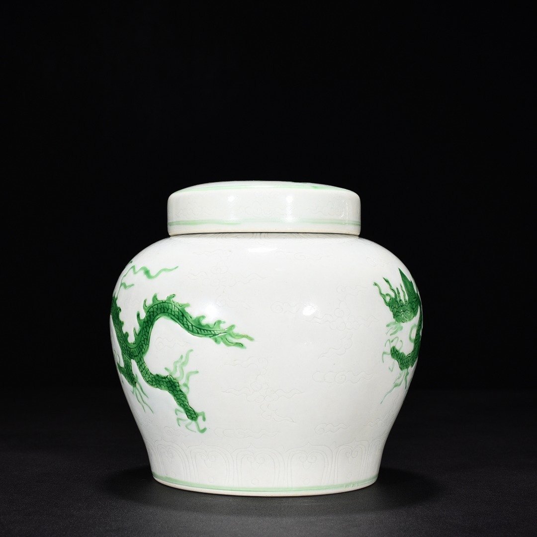 Ming Dynasty Zhengde green glaze cover jar with dark engraved cloud and dragon
