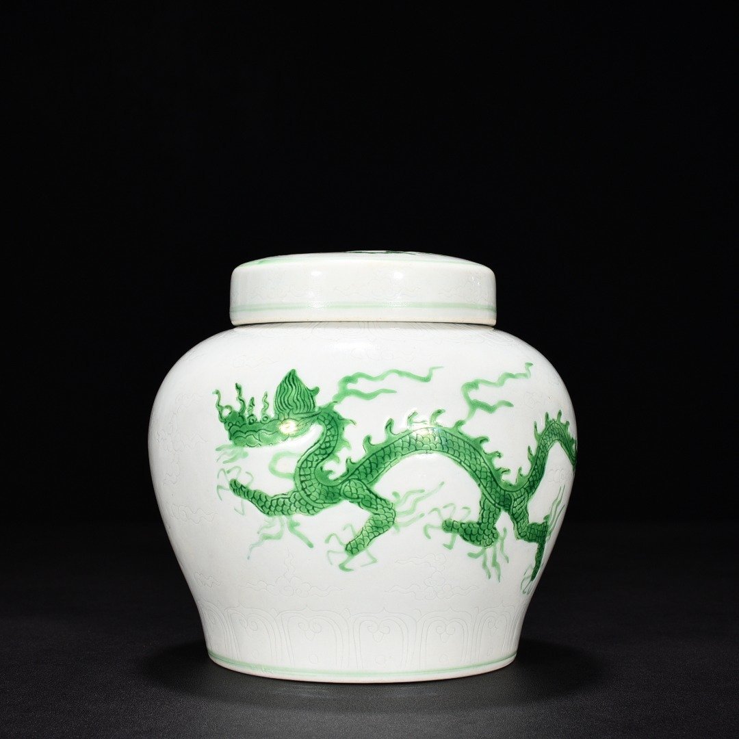 Ming Dynasty Zhengde green glaze cover jar with dark engraved cloud and dragon