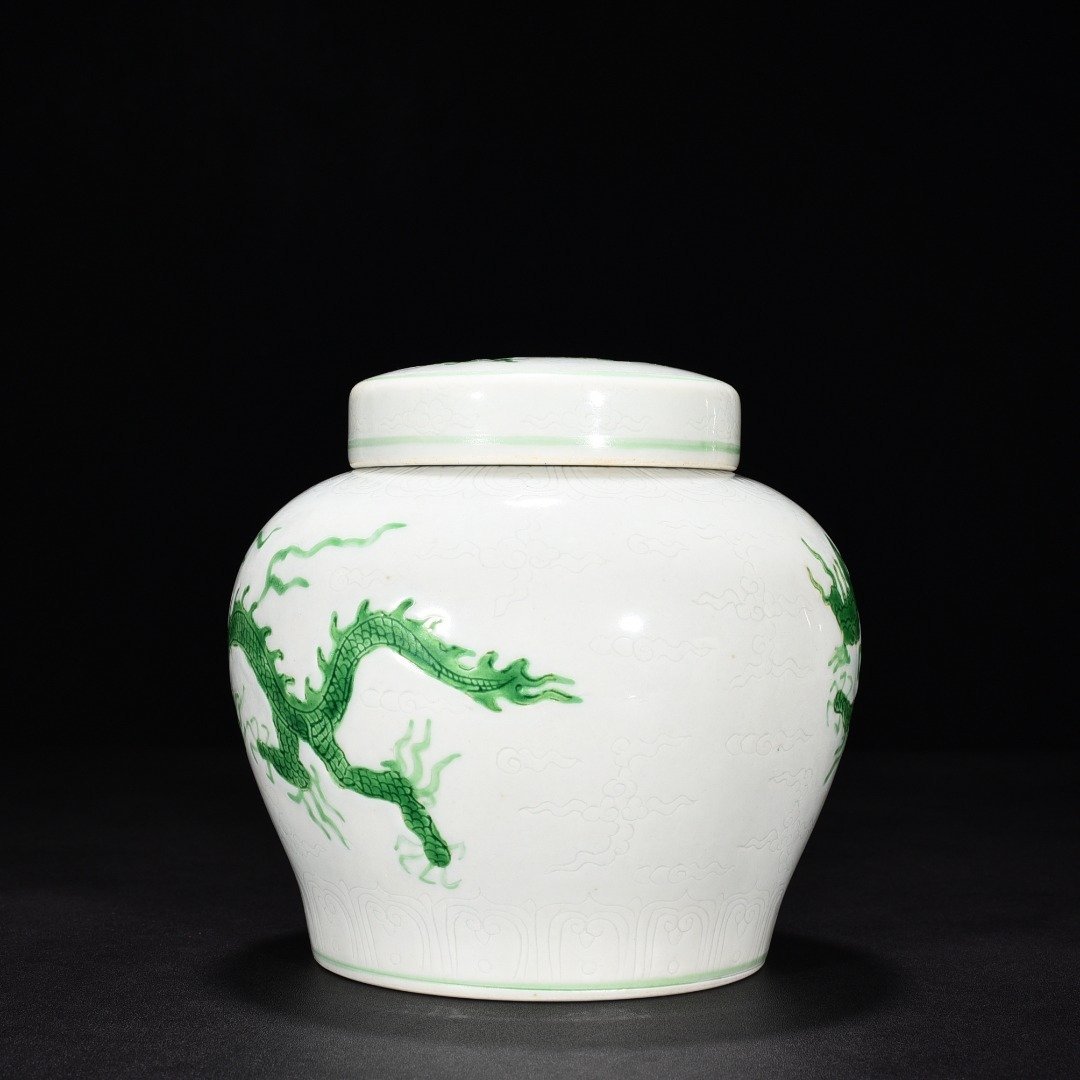 Ming Dynasty Zhengde green glaze cover jar with dark engraved cloud and dragon
