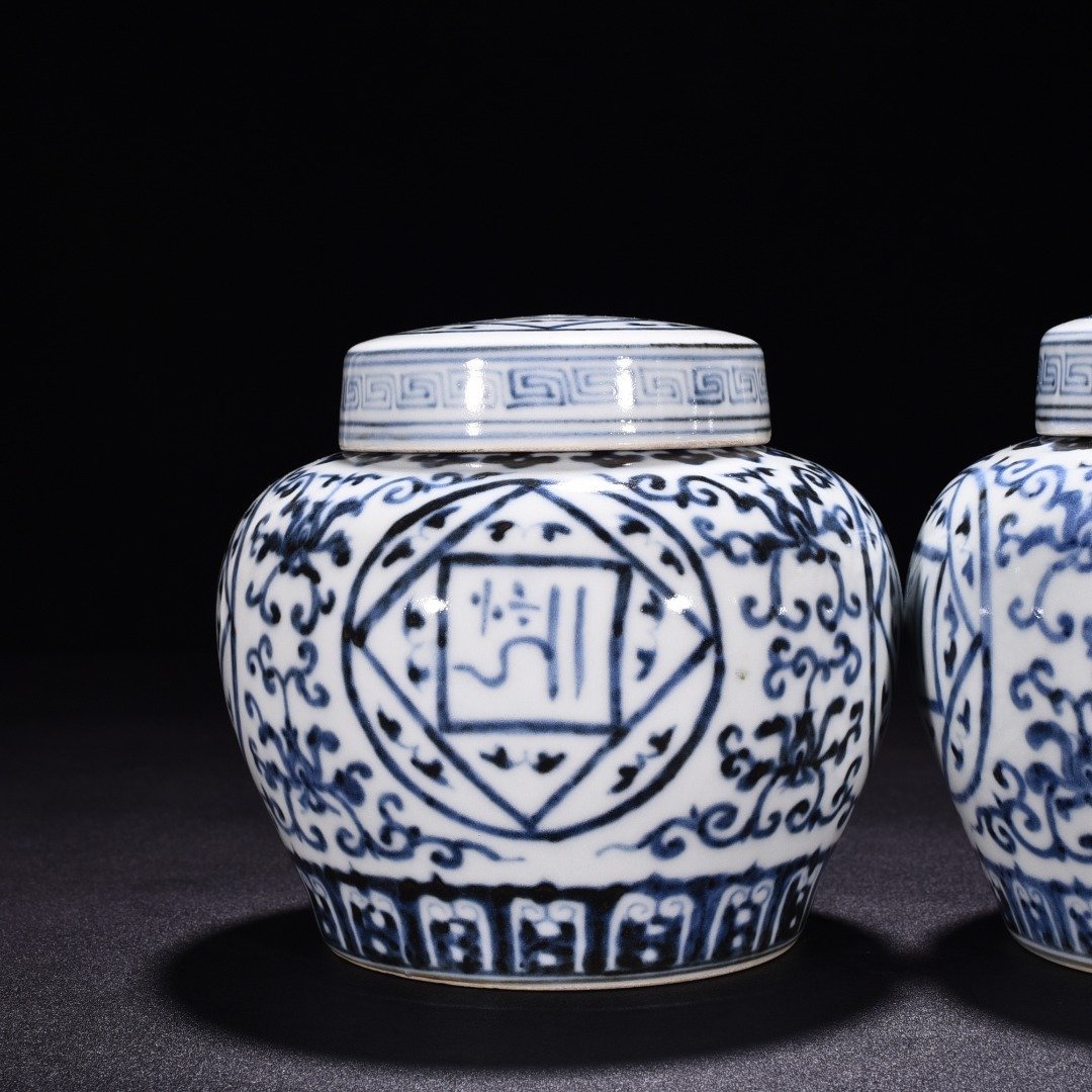 Ming Dynasty Zhengde blue and white Arabic lid jar