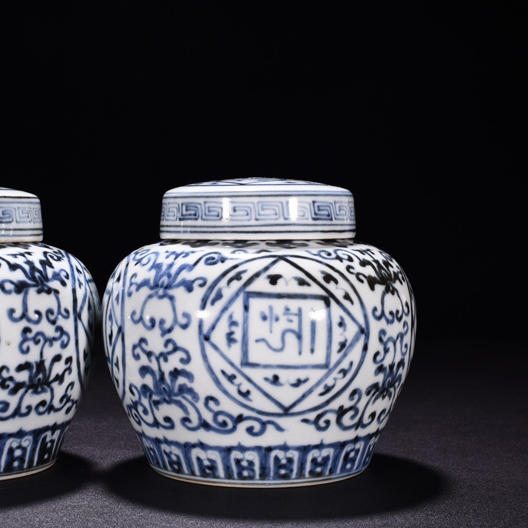 Ming Dynasty Zhengde blue and white Arabic lid jar