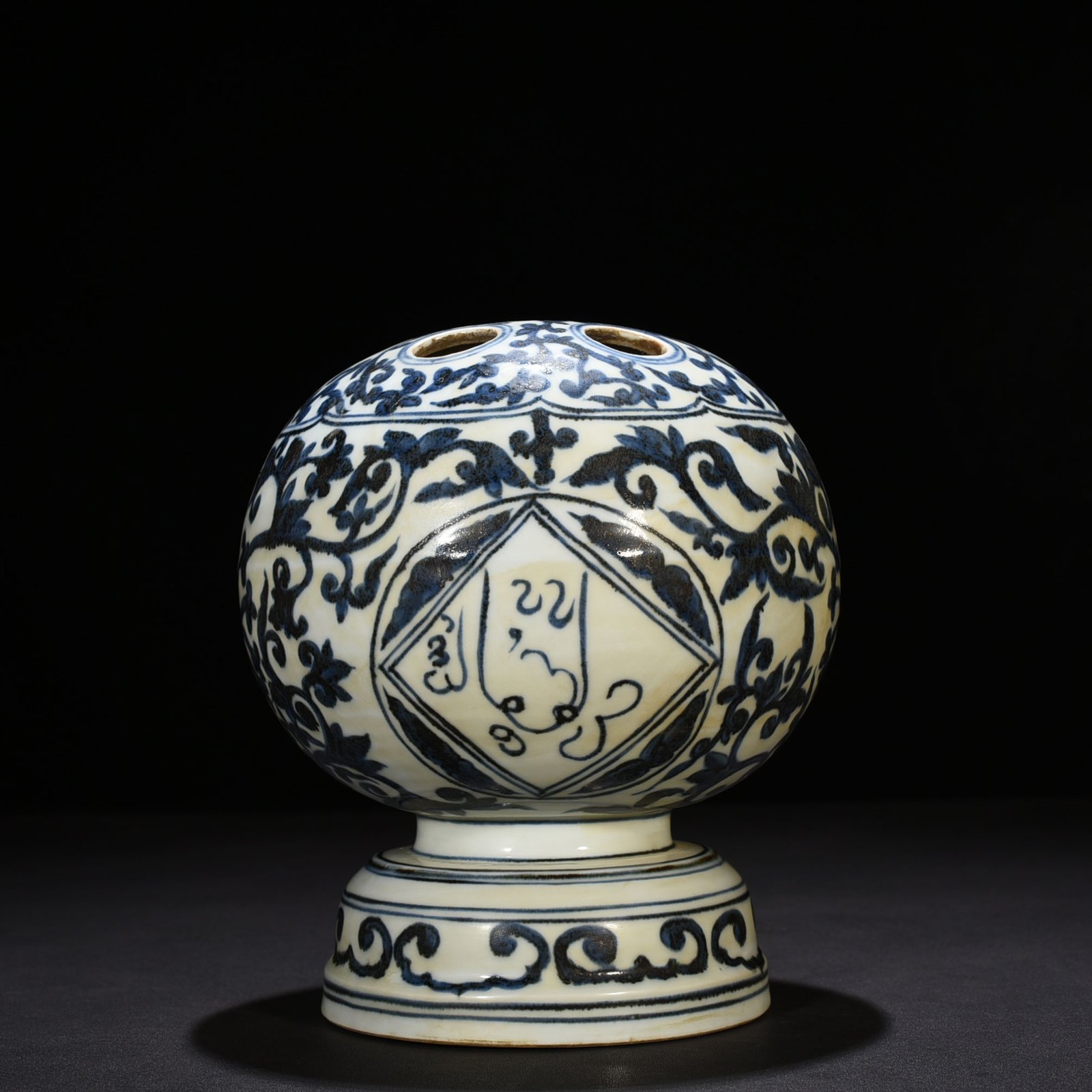 Ming Dynasty Zhengde blue and white Arabic flower arrangements