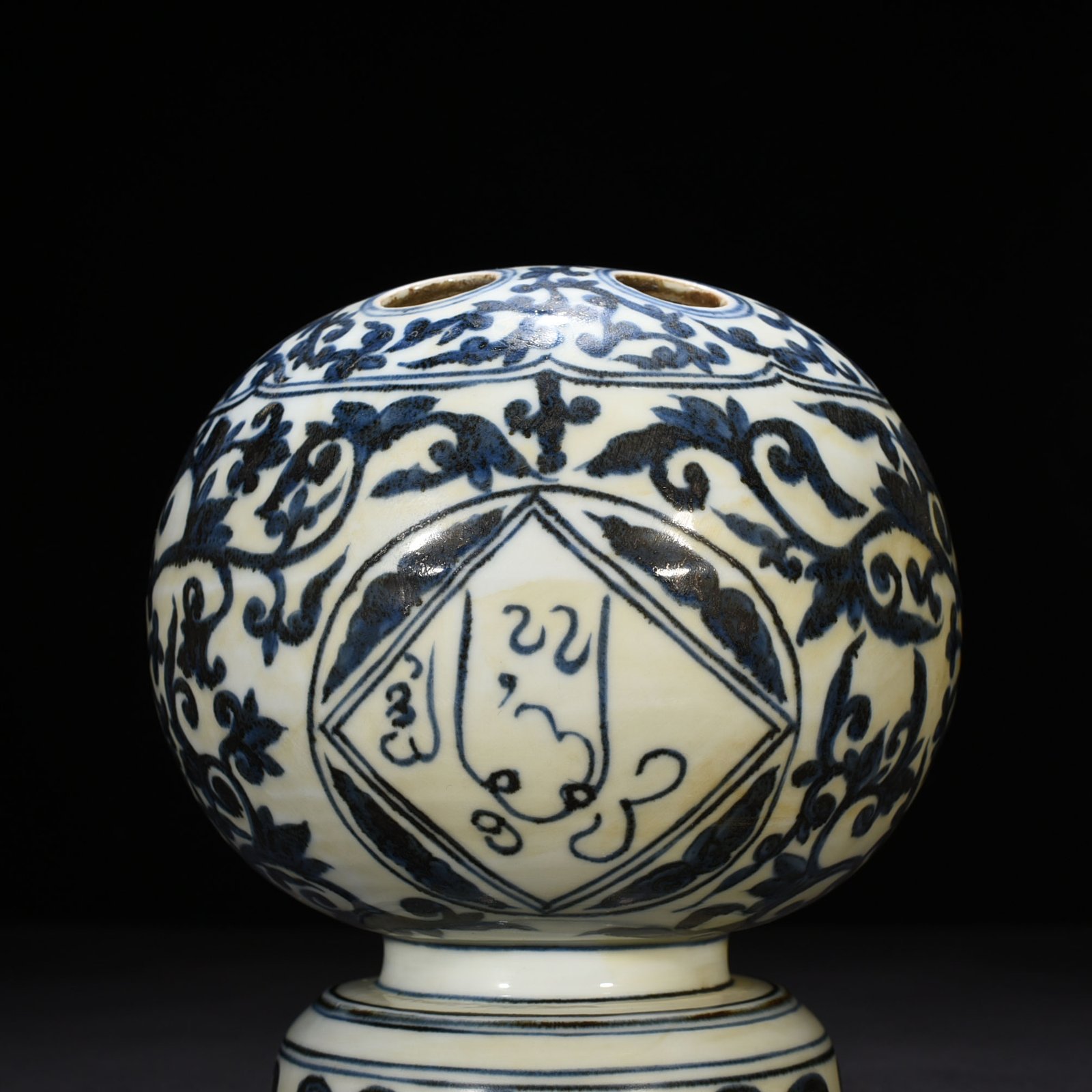 Ming Dynasty Zhengde blue and white Arabic flower arrangements