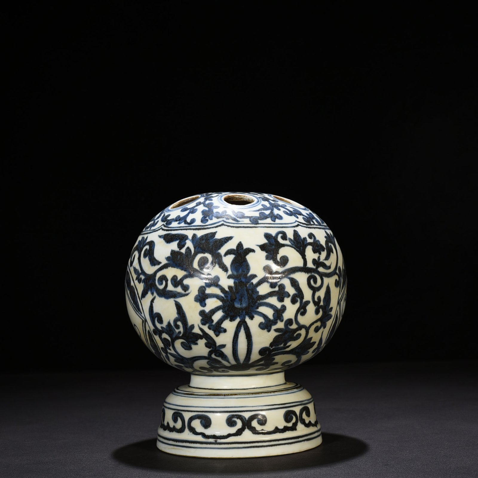Ming Dynasty Zhengde blue and white Arabic flower arrangements
