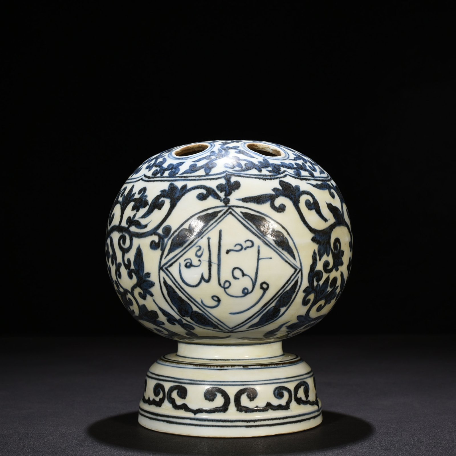 Ming Dynasty Zhengde blue and white Arabic flower arrangements