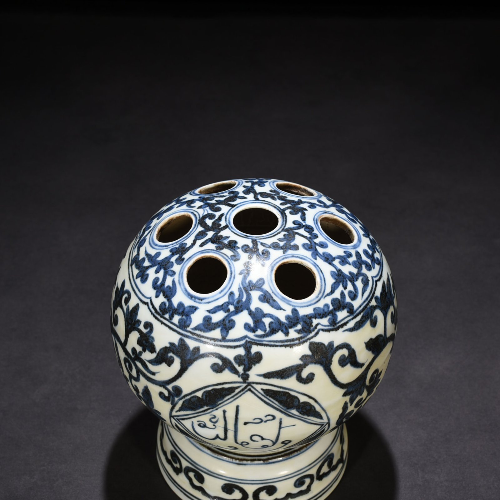 Ming Dynasty Zhengde blue and white Arabic flower arrangements