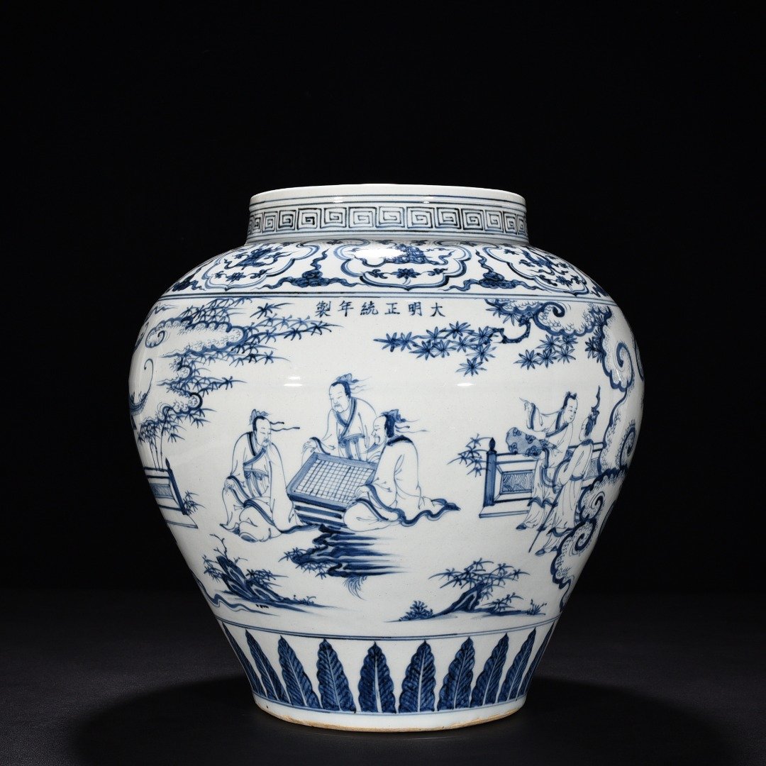 Ming Dynasty orthodox blue and white Coats game jar with figures