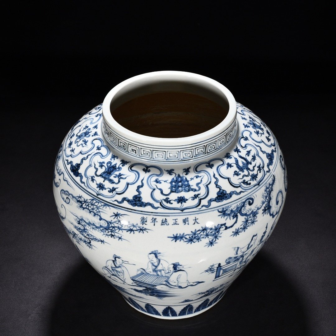 Ming Dynasty orthodox blue and white Coats game jar with figures