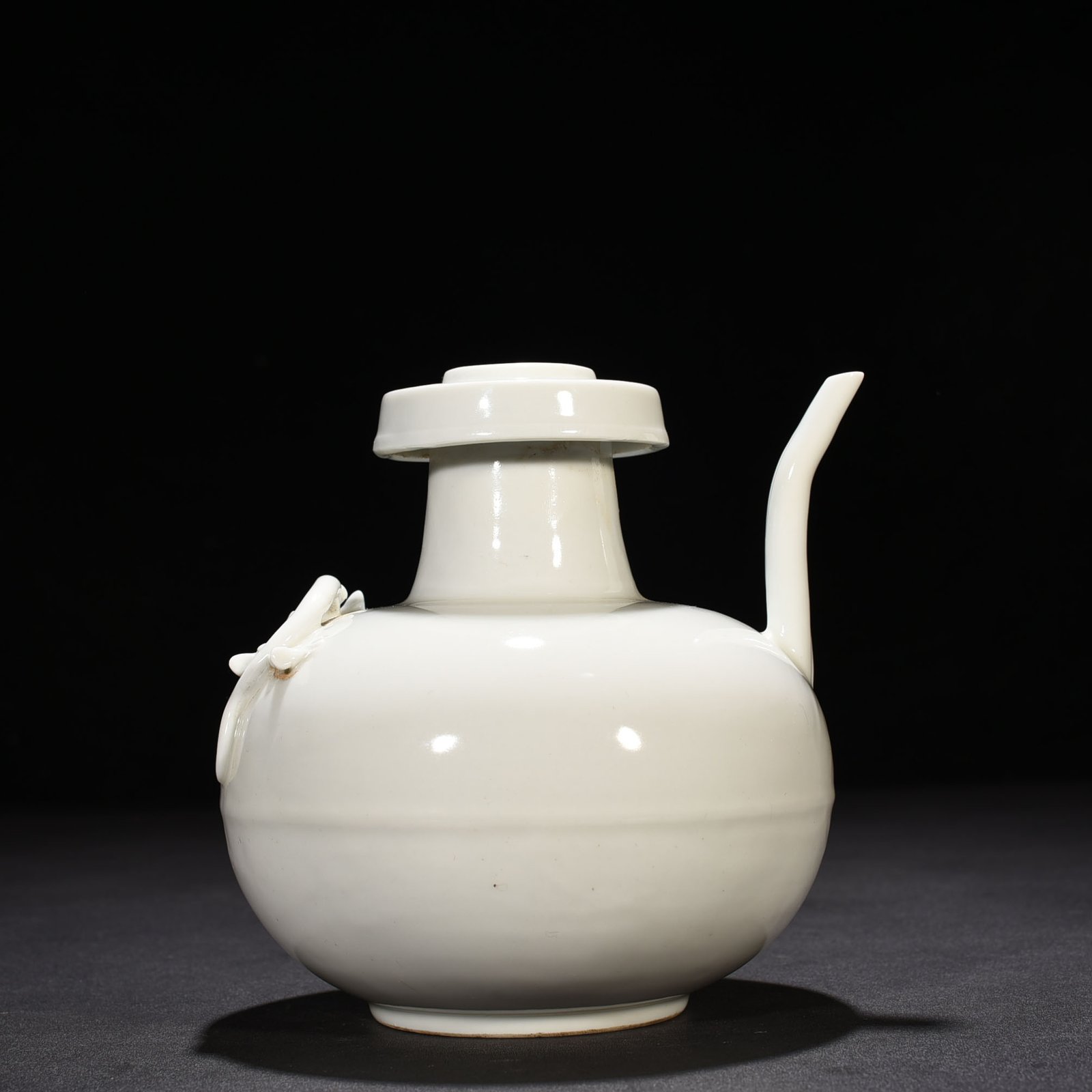 Ming Dynasty Yongle inner palace style sweet white glaze dragon army holding