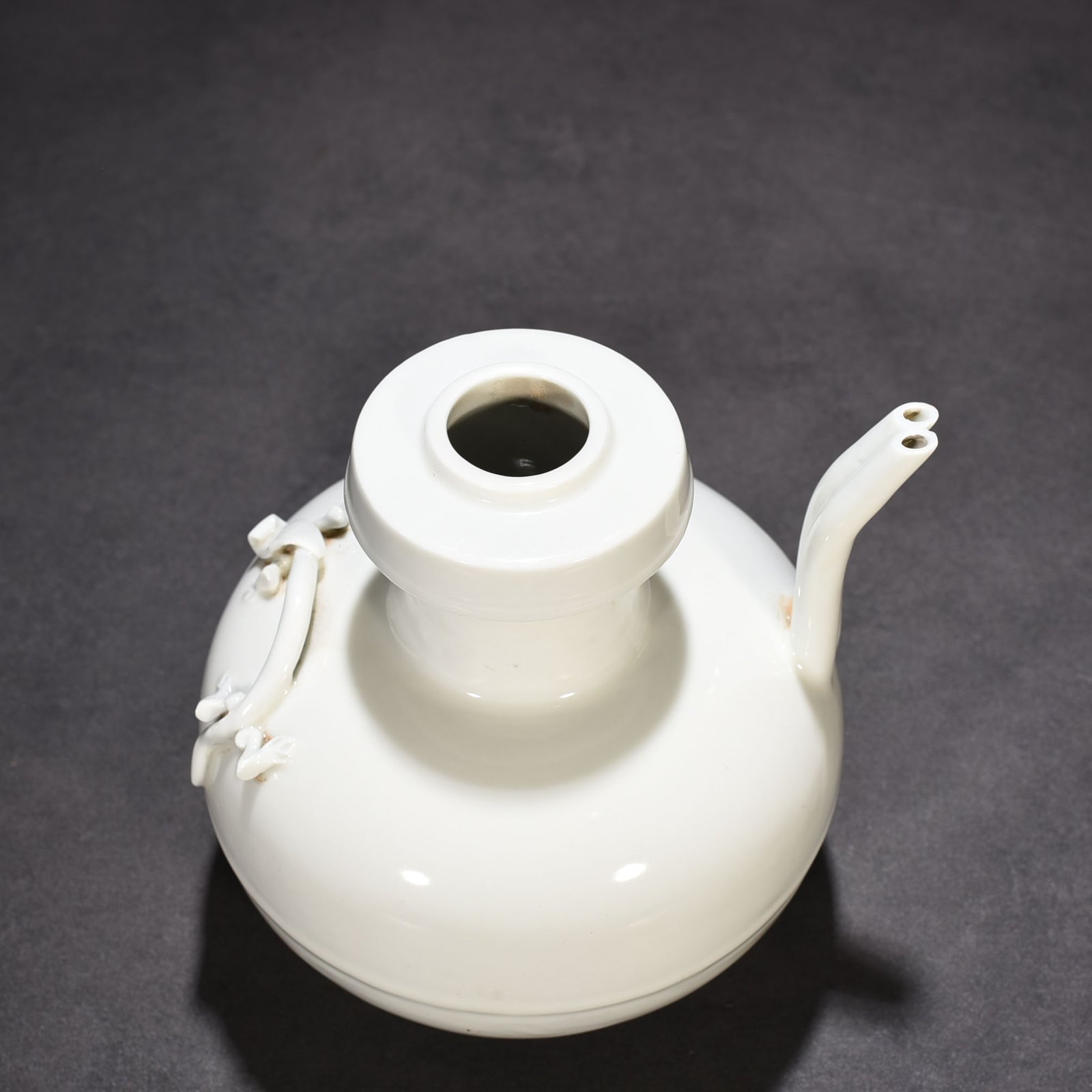 Ming Dynasty Yongle inner palace style sweet white glaze dragon army holding