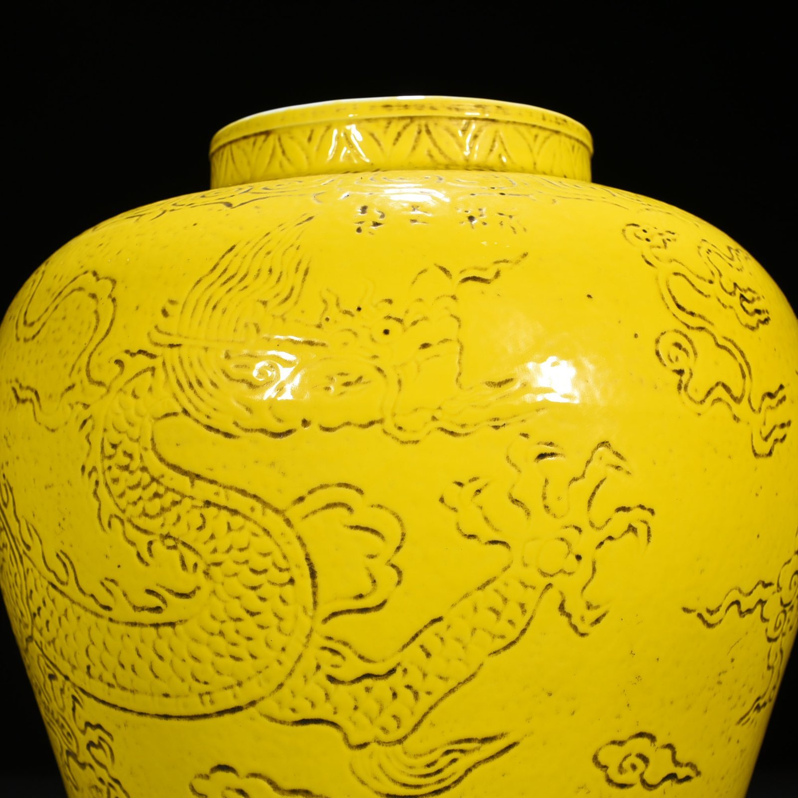 Ming Dynasty Yongle jade yellow glaze jar with hidden dragon