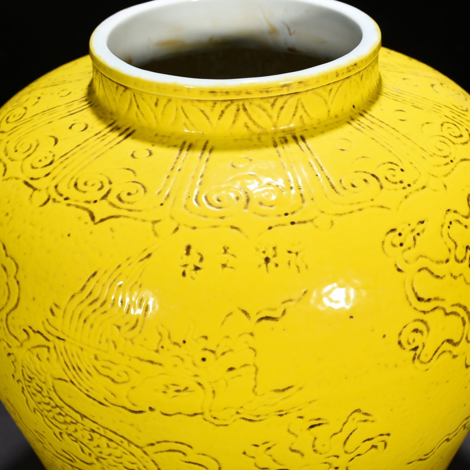 Ming Dynasty Yongle jade yellow glaze jar with hidden dragon