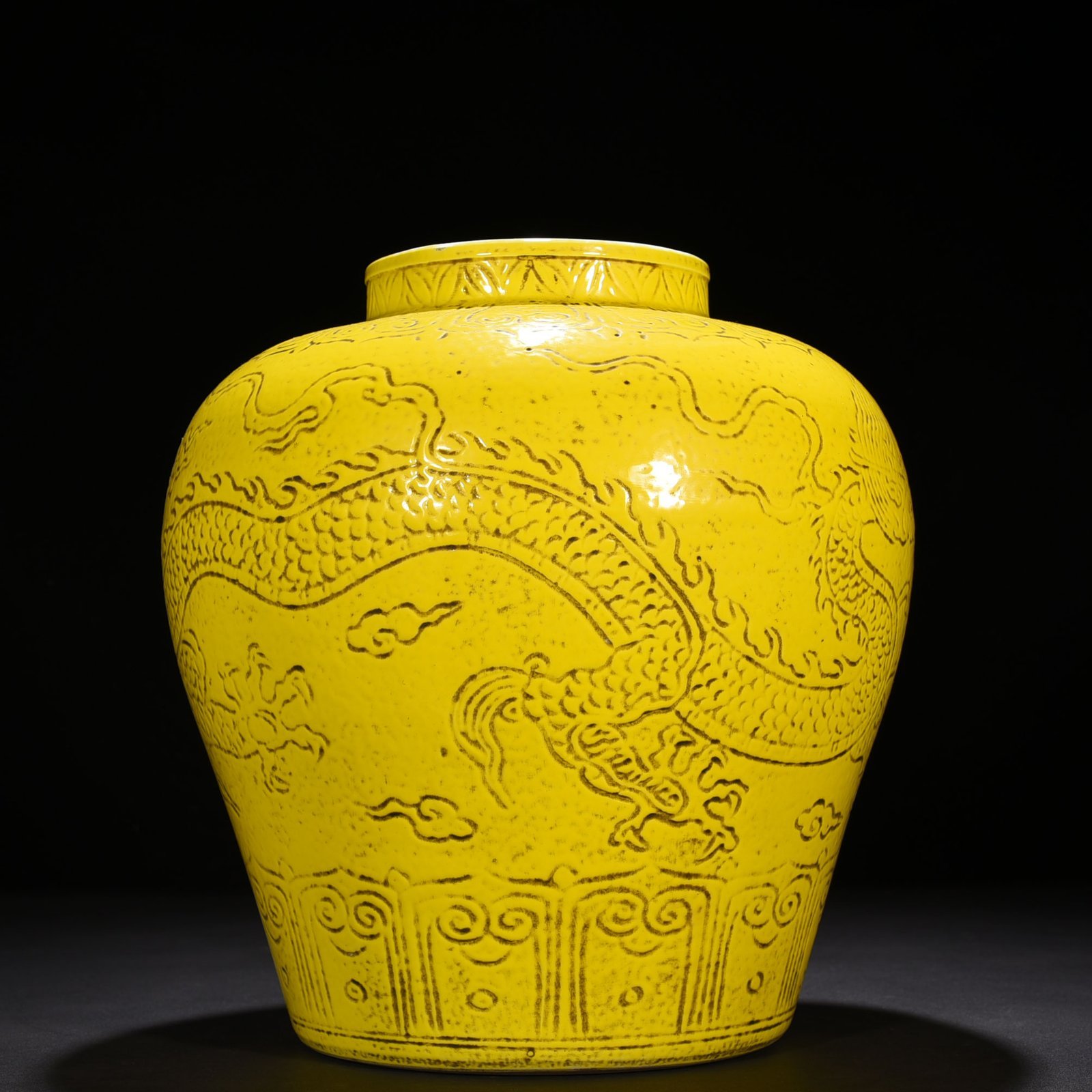 Ming Dynasty Yongle jade yellow glaze jar with hidden dragon