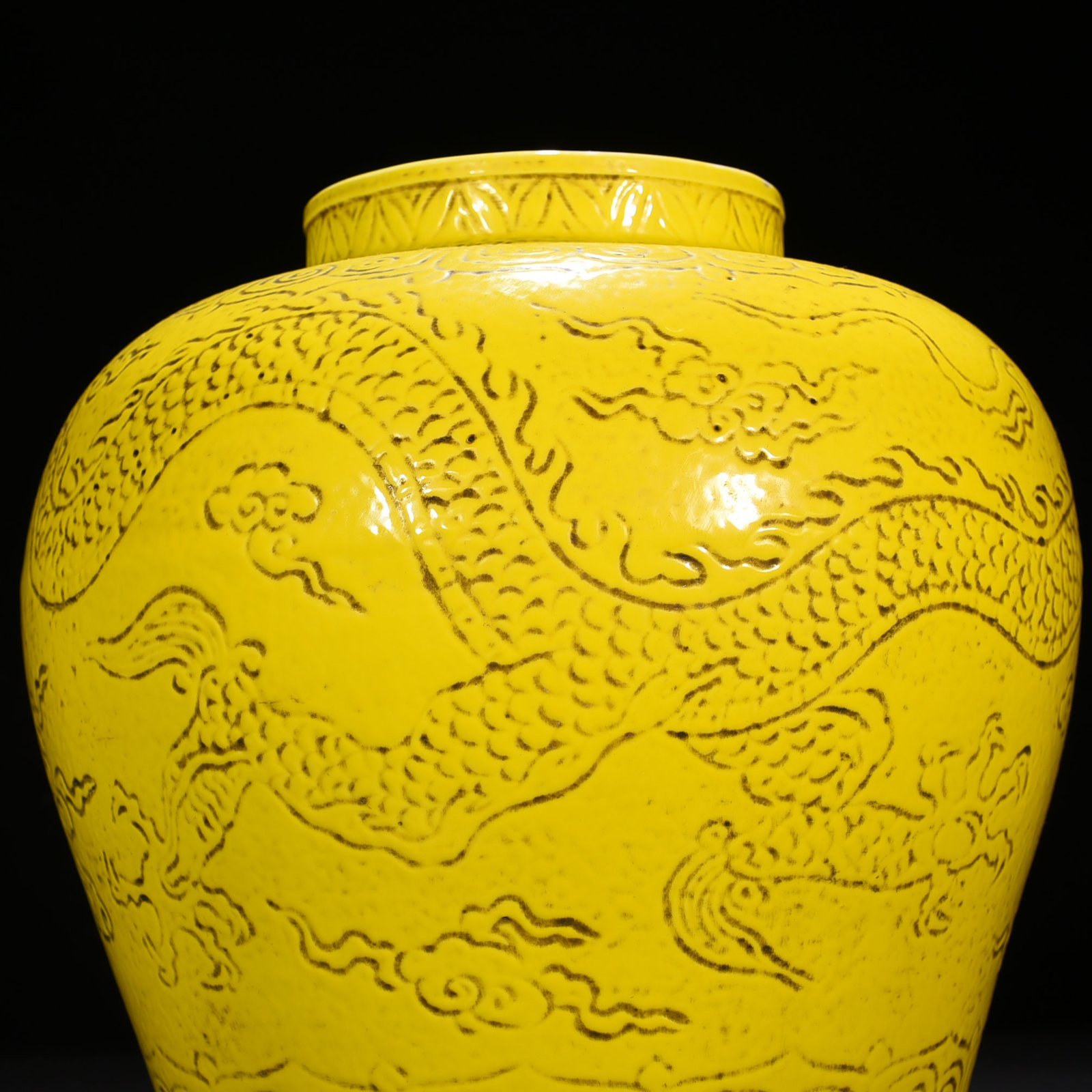 Ming Dynasty Yongle jade yellow glaze jar with hidden dragon