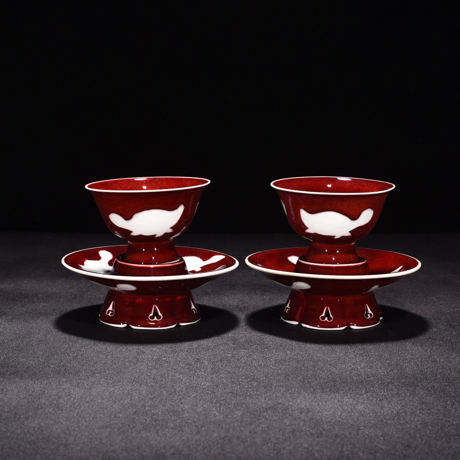 Ming Dynasty Yongle ruby ​​red glazed white engraved three-fish lamp holder