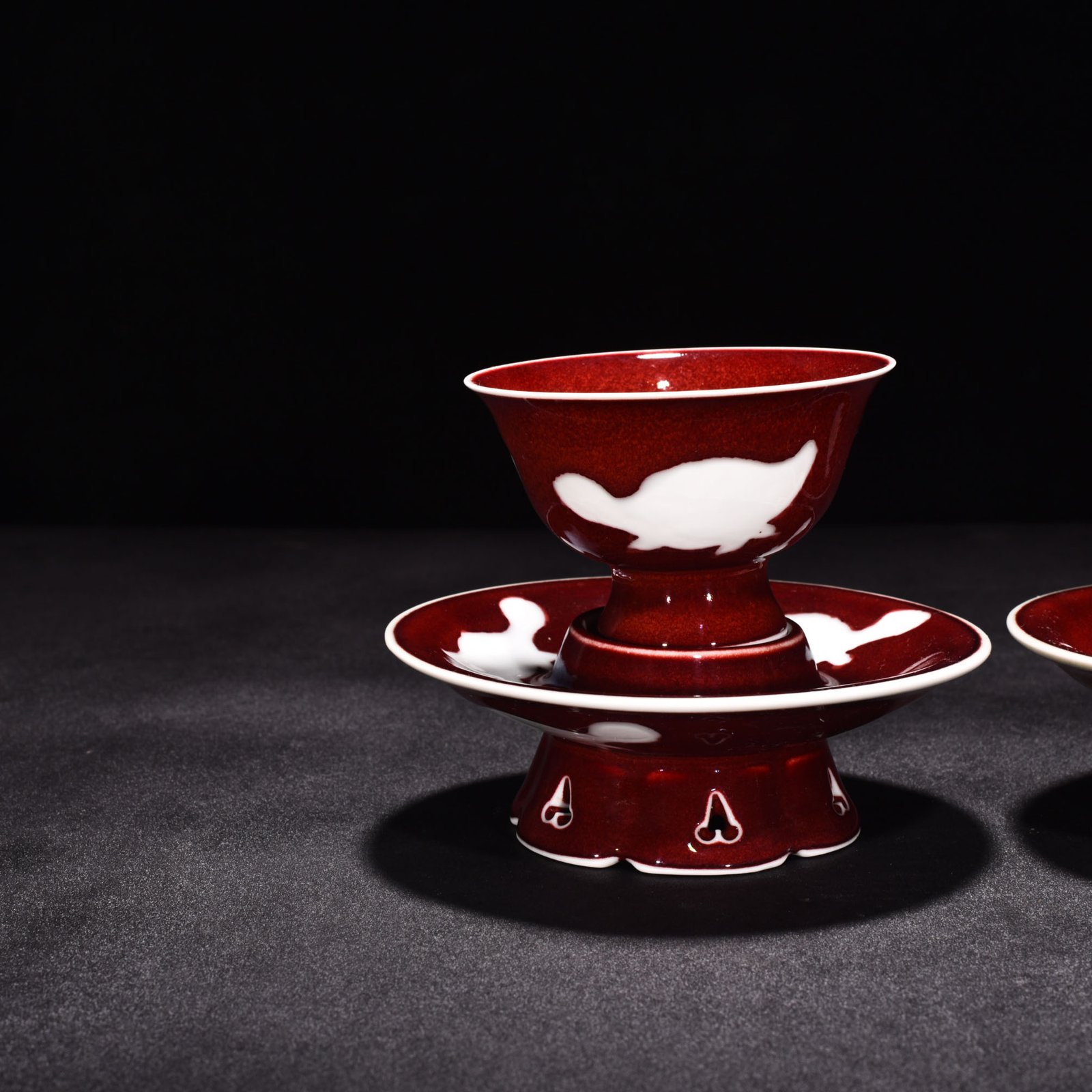 Ming Dynasty Yongle ruby ​​red glazed white engraved three-fish lamp holder