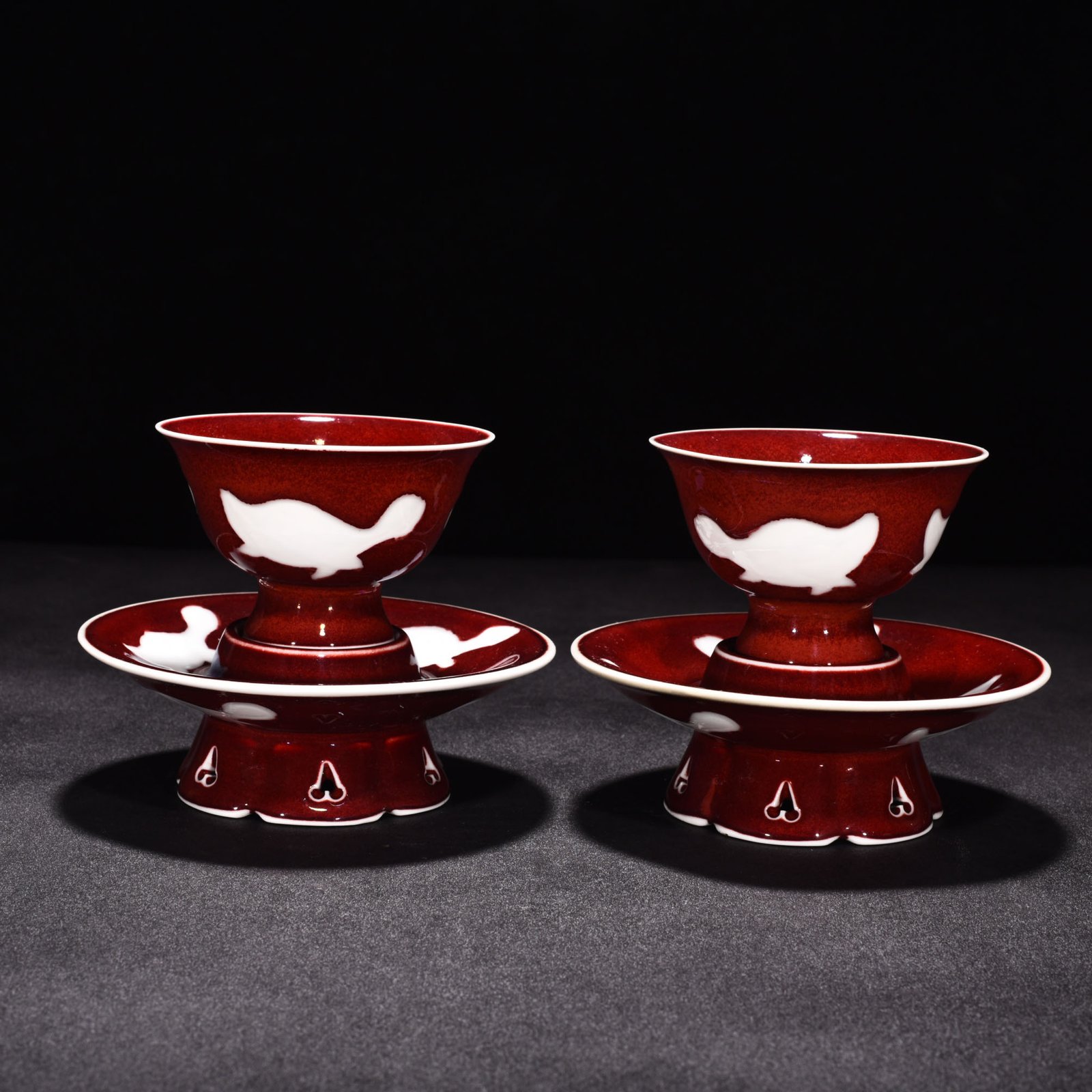 Ming Dynasty Yongle ruby ​​red glazed white engraved three-fish lamp holder
