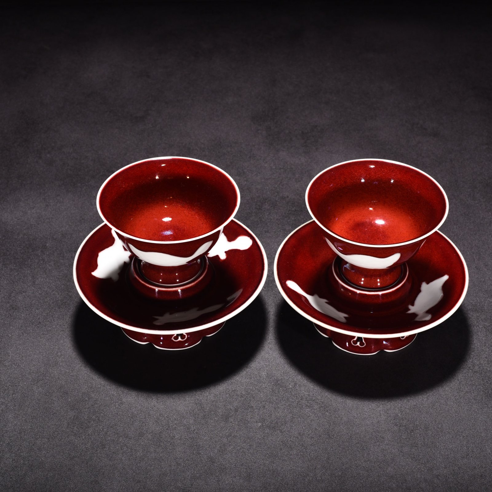 Ming Dynasty Yongle ruby ​​red glazed white engraved three-fish lamp holder