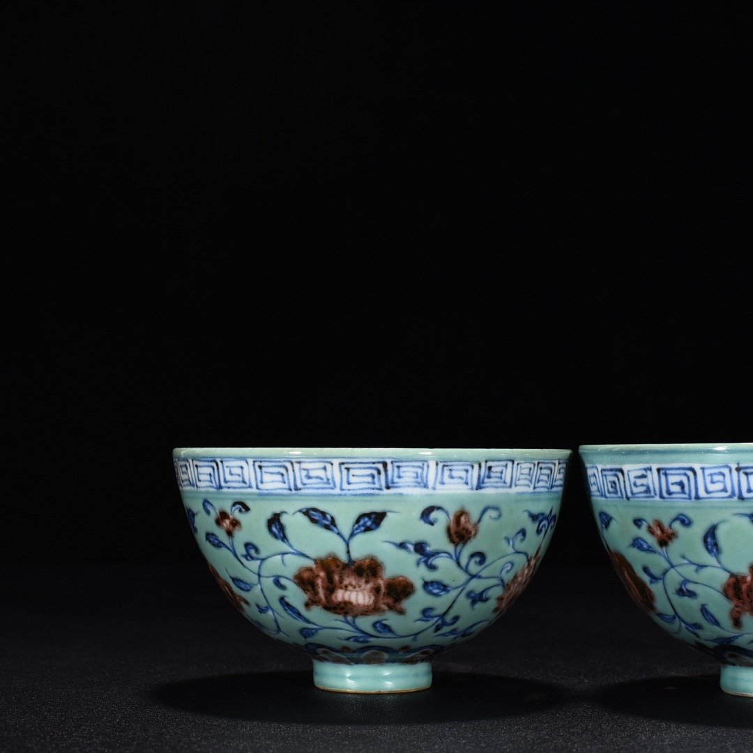 Ming Dynasty Yongle coral green glazed blue and white underglaze red flower chicken heart cup