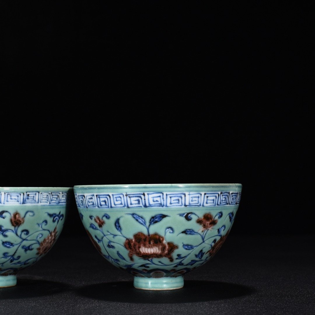 Ming Dynasty Yongle coral green glazed blue and white underglaze red flower chicken heart cup