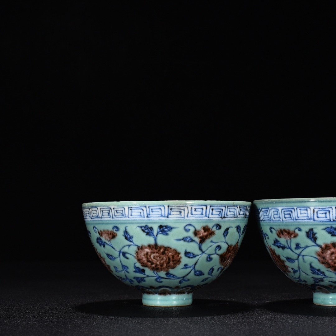 Ming Dynasty Yongle coral green glazed blue and white underglaze red flower chicken heart cup
