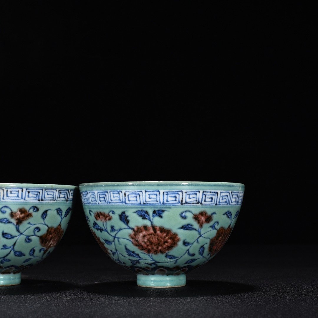 Ming Dynasty Yongle coral green glazed blue and white underglaze red flower chicken heart cup