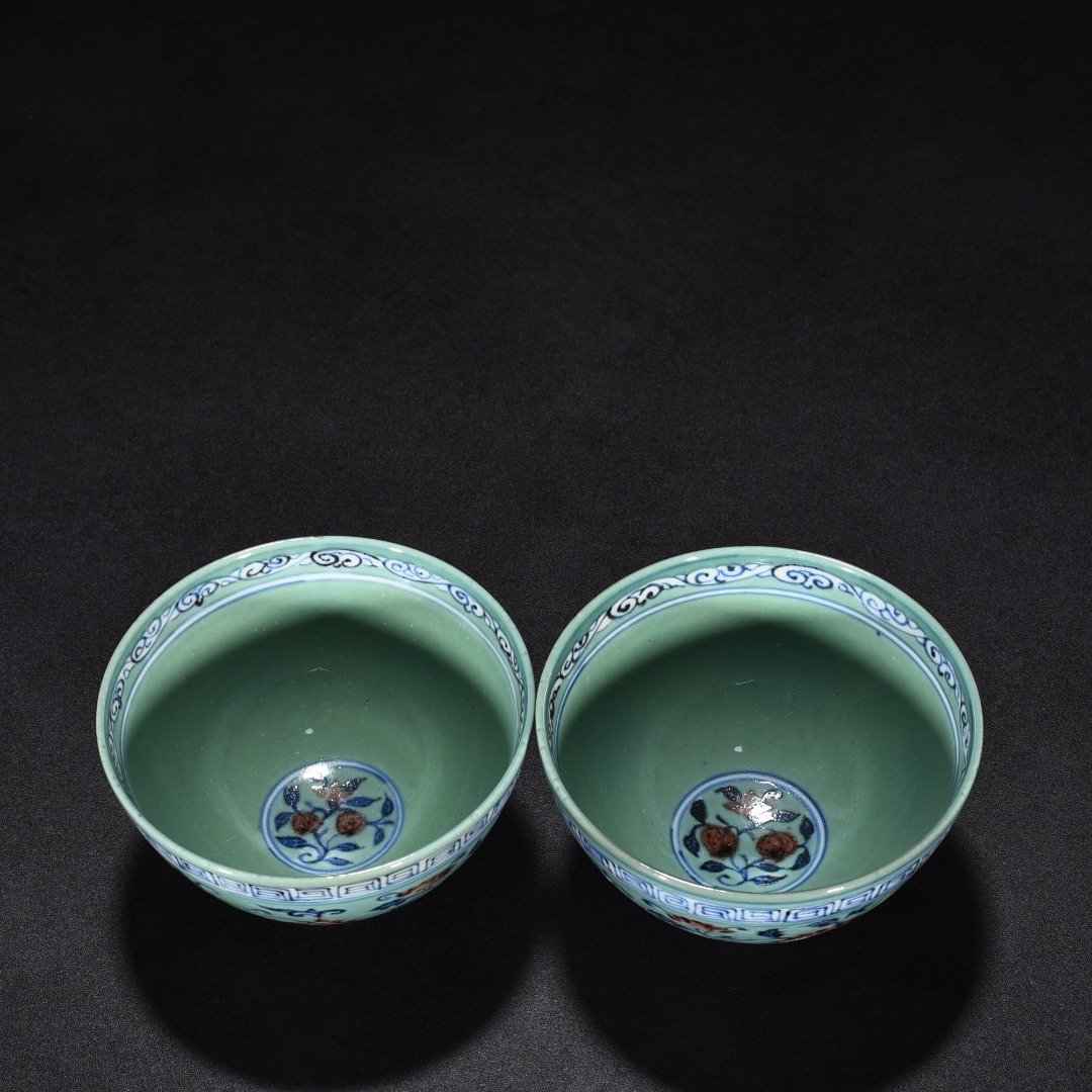 Ming Dynasty Yongle coral green glazed blue and white underglaze red flower chicken heart cup