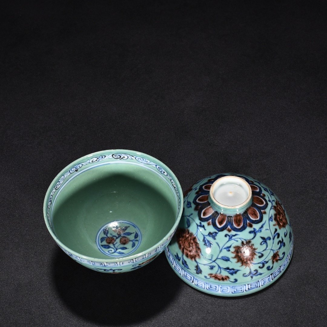 Ming Dynasty Yongle coral green glazed blue and white underglaze red flower chicken heart cup