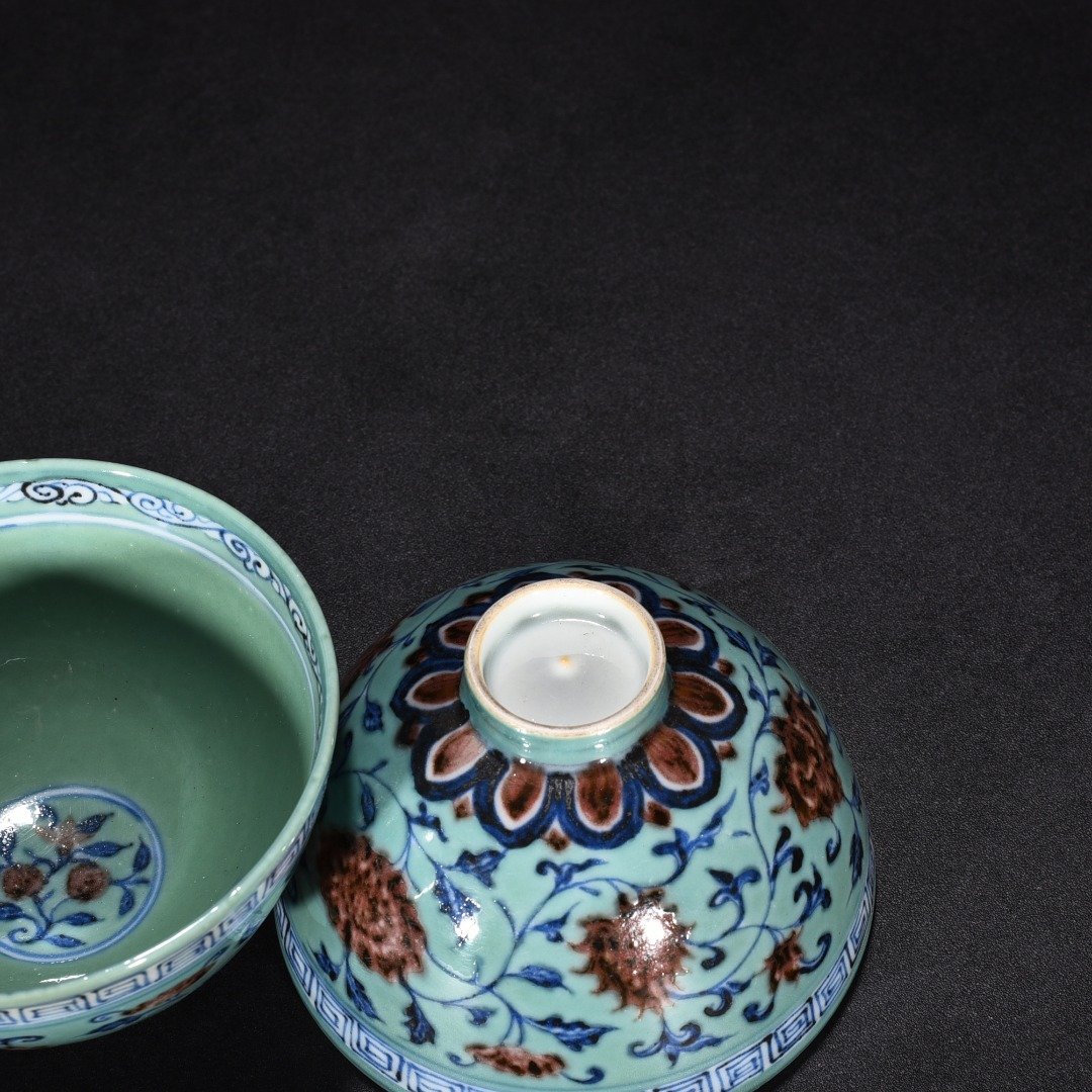 Ming Dynasty Yongle coral green glazed blue and white underglaze red flower chicken heart cup
