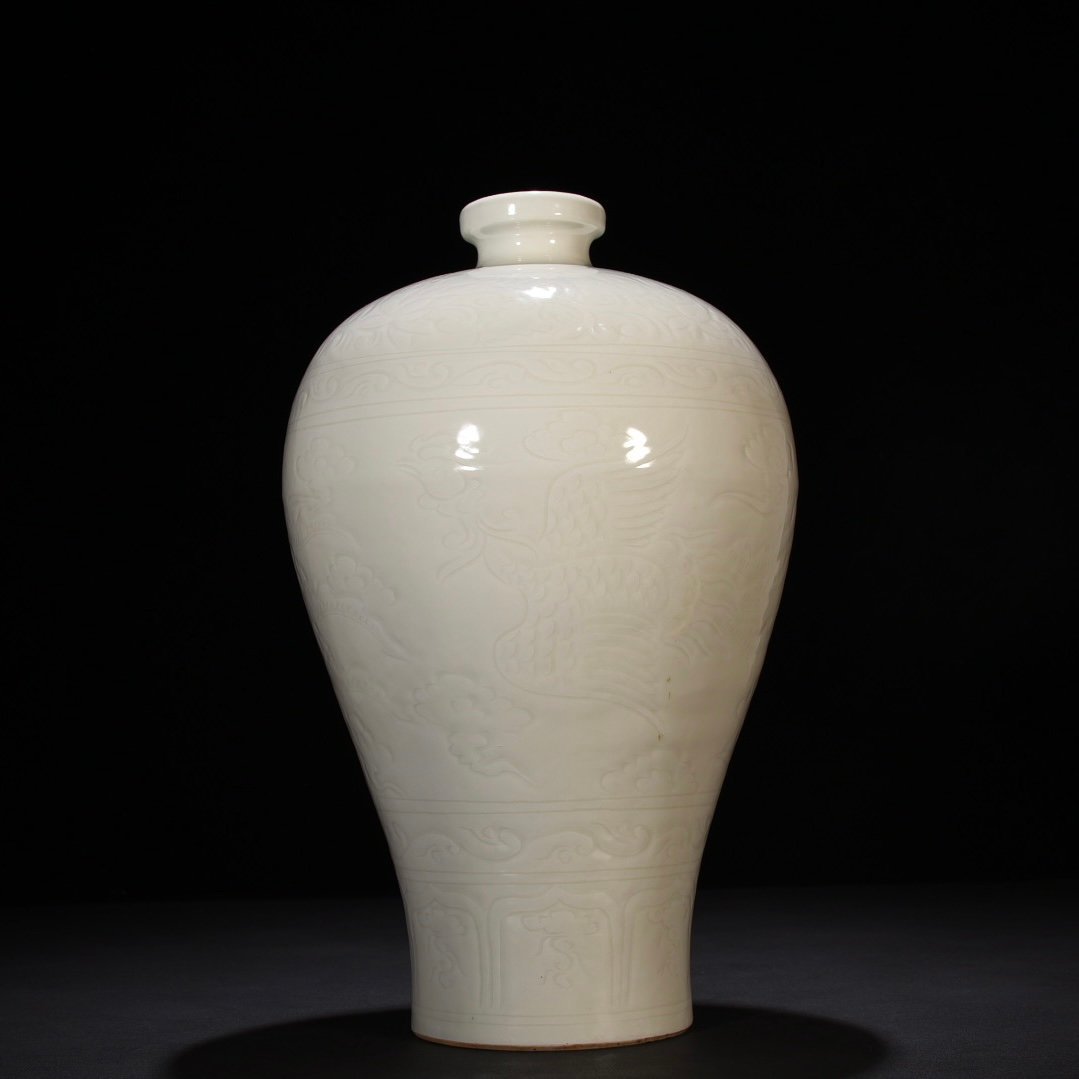Ming Dynasty Yongle sweet white glaze plum vase with engraved phoenix