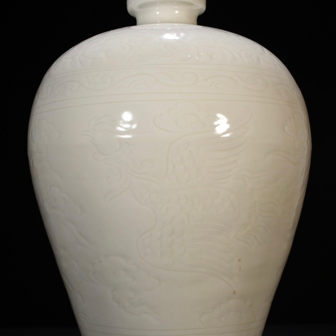 Ming Dynasty Yongle sweet white glaze plum vase with engraved phoenix
