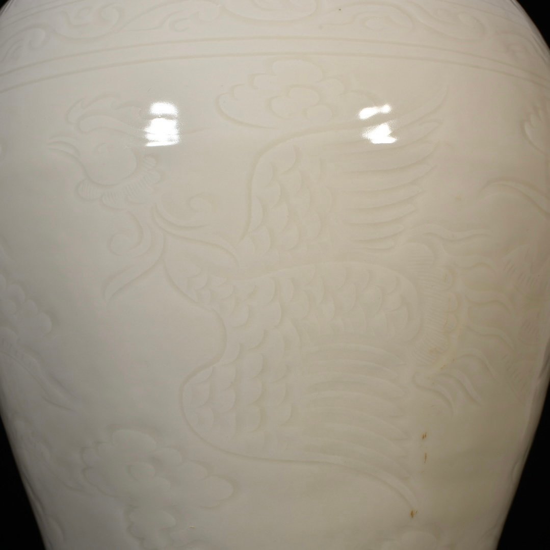 Ming Dynasty Yongle sweet white glaze plum vase with engraved phoenix