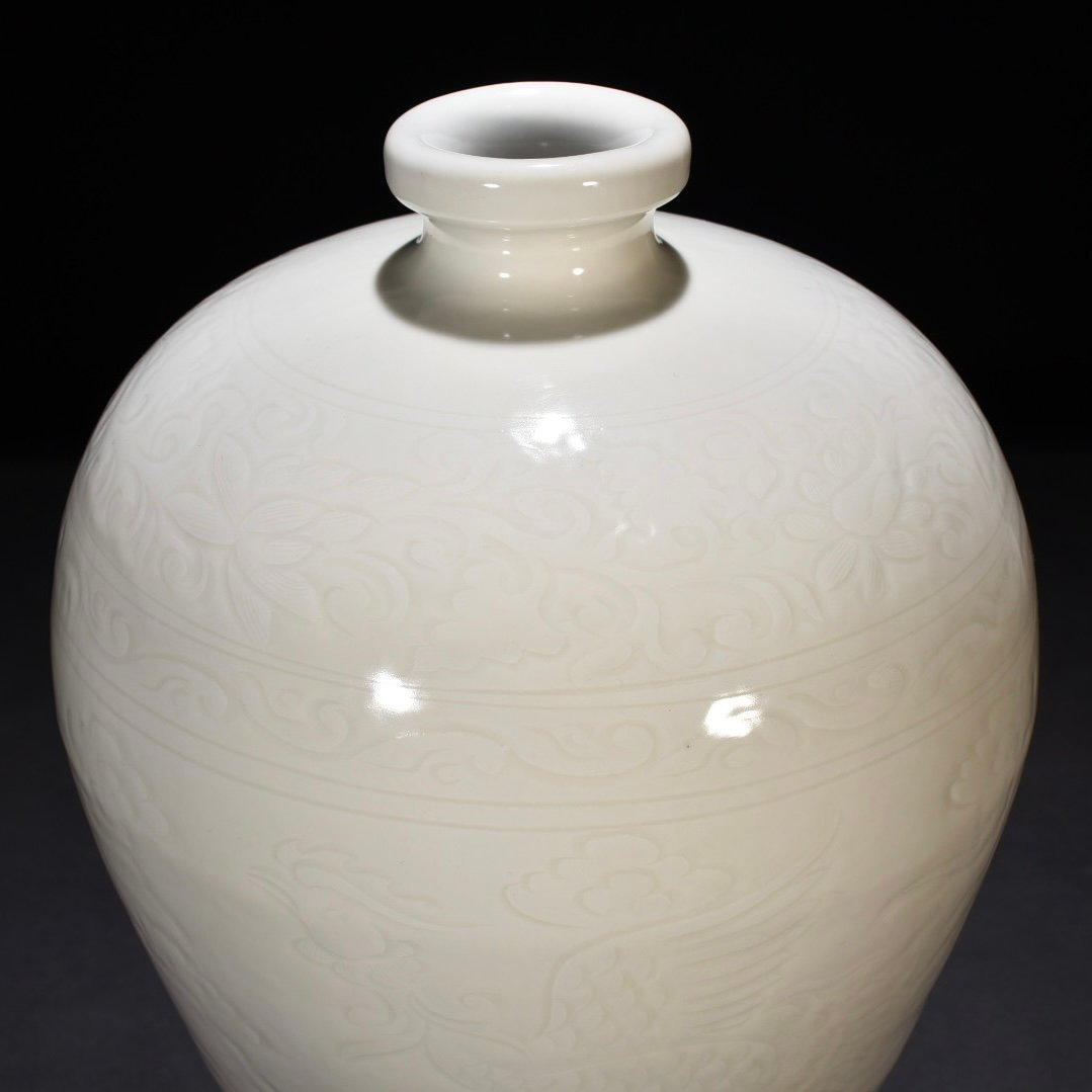 Ming Dynasty Yongle sweet white glaze plum vase with engraved phoenix