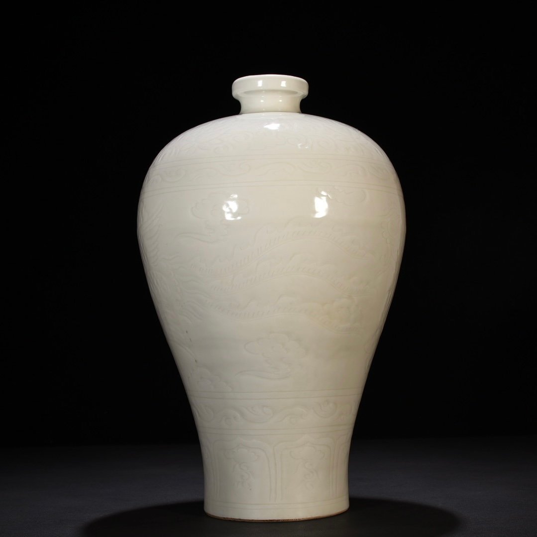 Ming Dynasty Yongle sweet white glaze plum vase with engraved phoenix