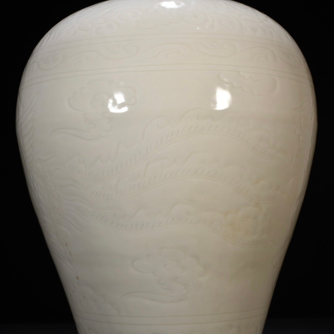 Ming Dynasty Yongle sweet white glaze plum vase with engraved phoenix