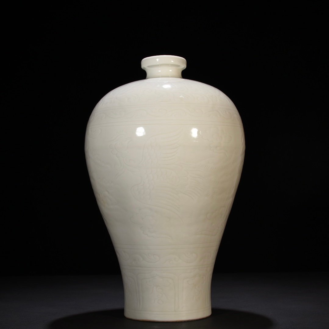 Ming Dynasty Yongle sweet white glaze plum vase with engraved phoenix
