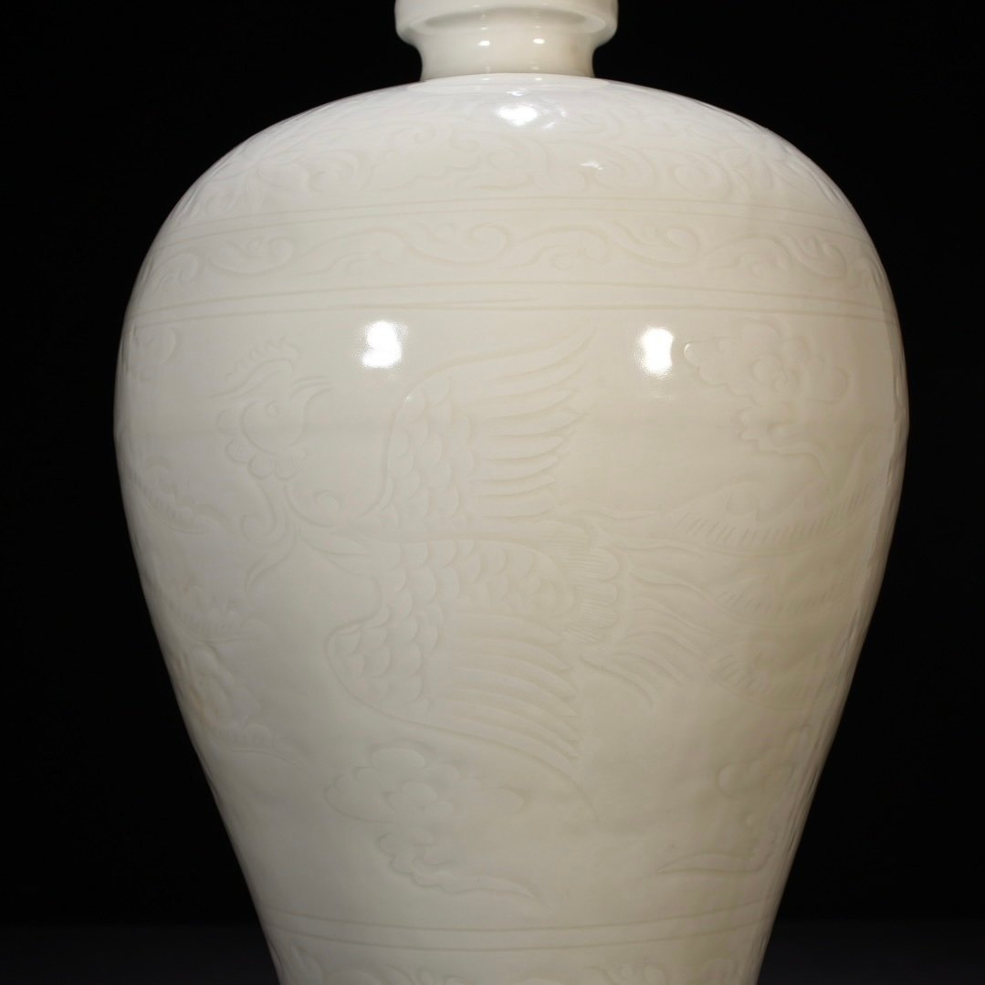Ming Dynasty Yongle sweet white glaze plum vase with engraved phoenix